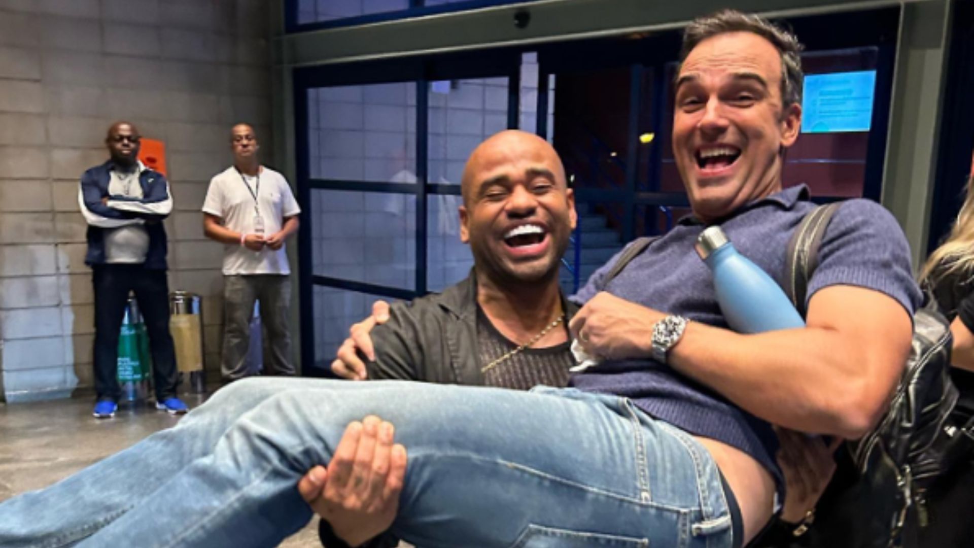 Sem ganhar prêmio, Cezar Black ‘leva’ Tadeu Schmidt como presente: “Levar para casa!”