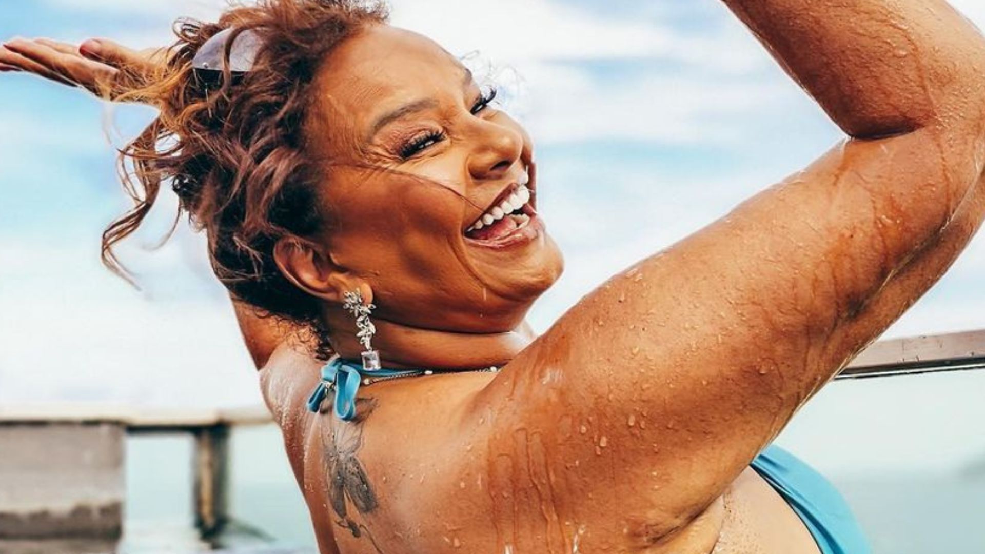 De biquíni, Solange Couto mergulha corpo durinho na piscina aos 65 anos: “Gatona”