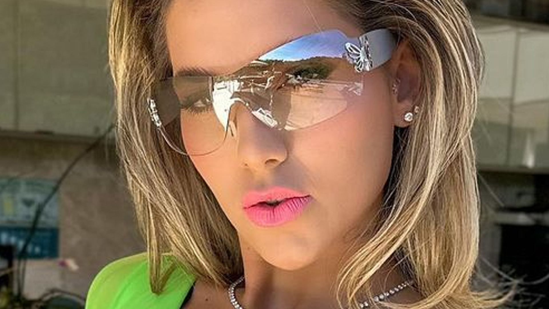Virginia Fonseca aposta em vestido neon para casamento e fãs alertam: “Tire isso”