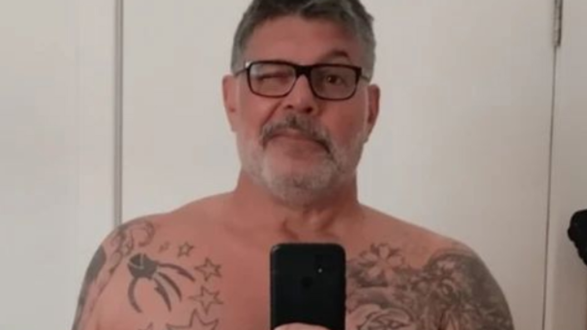 Aos 60 anos, Alexandre Frota abaixa bermuda e exibe músculos: “Sem filtro”