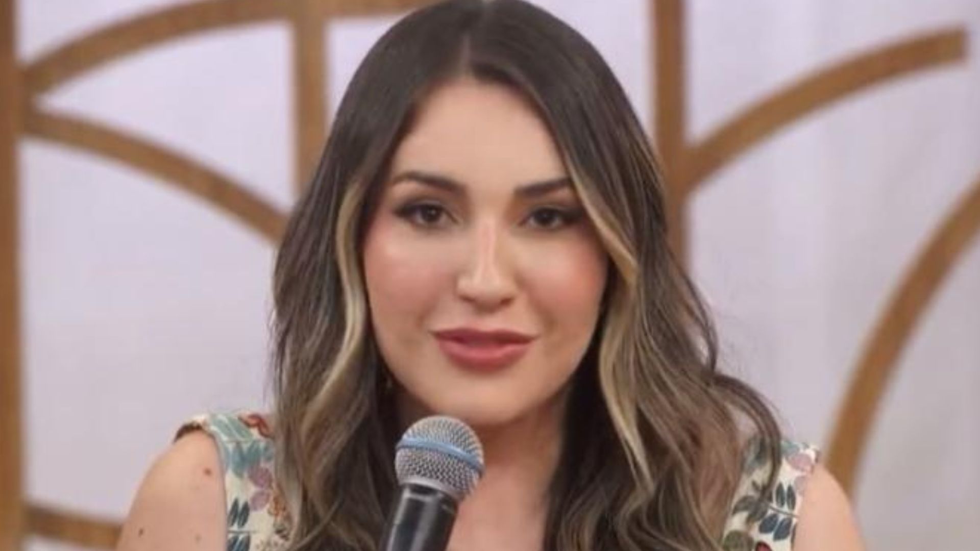 Público se revolta após Amanda Meirelles ser criticada durante participação no ‘Encontro’: “Vergonha”