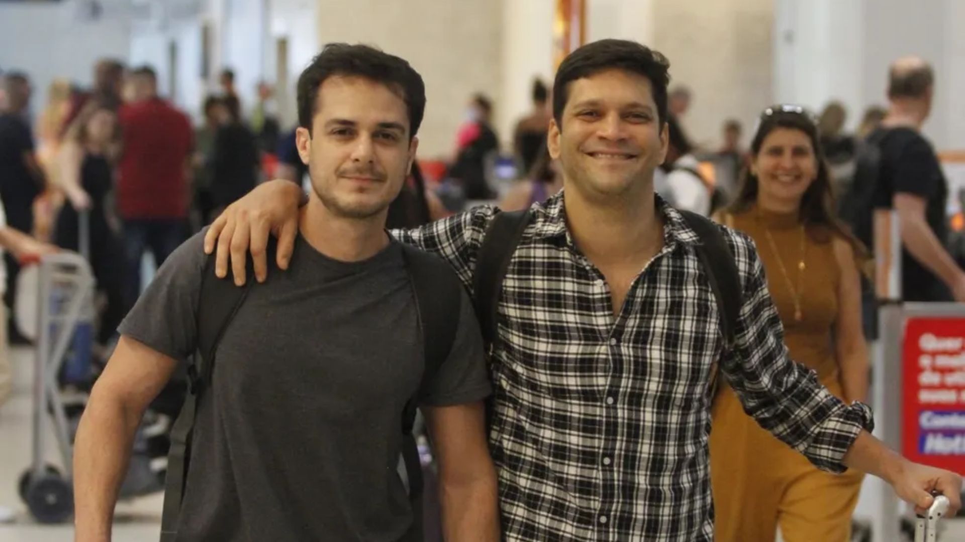 Armando Babaioff troca carinhos com o namorado em aeroporto do Rio