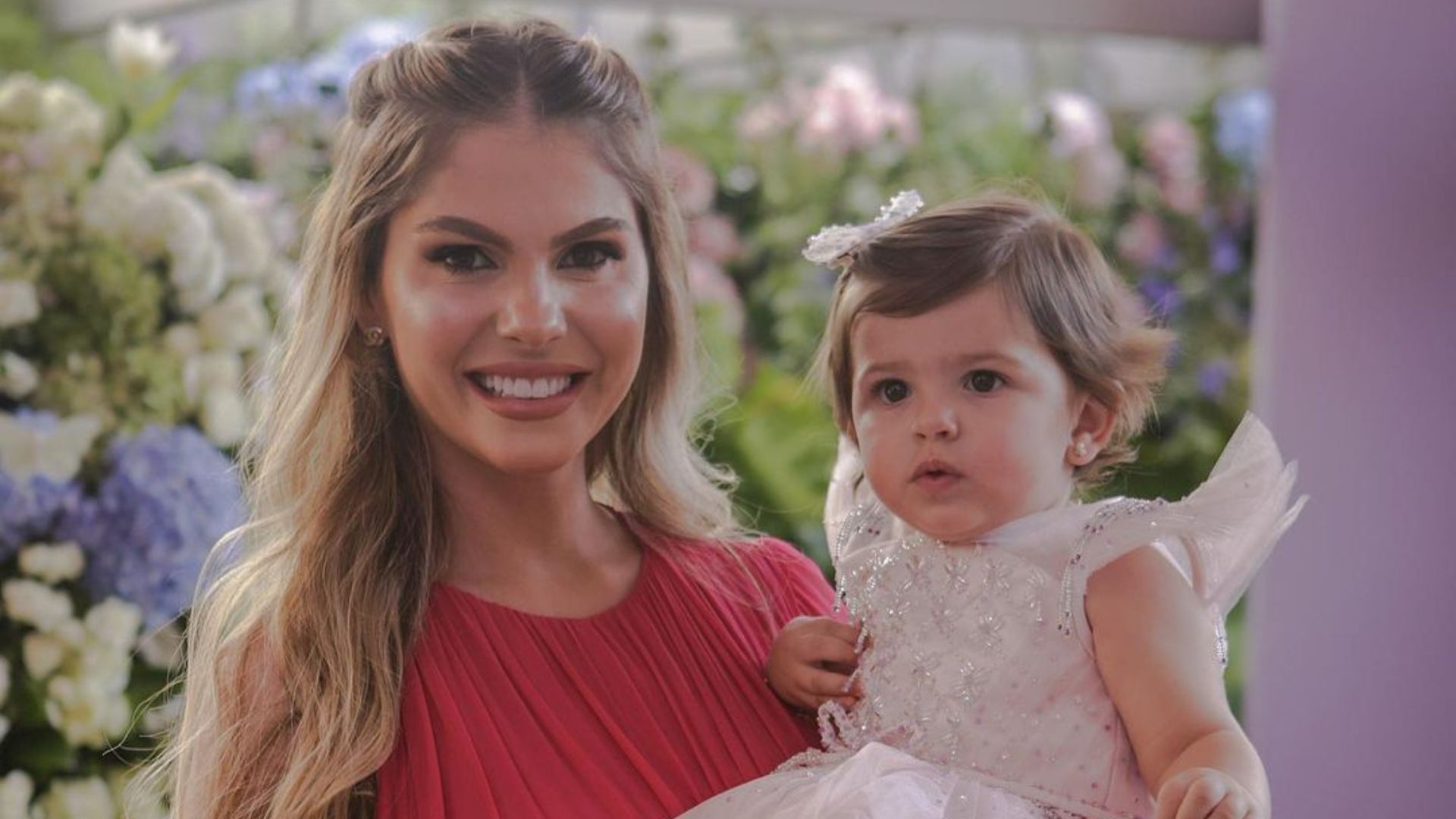 Bárbara Evans rebate críticas de que não dá atenção à filha: “Vivo por ela”