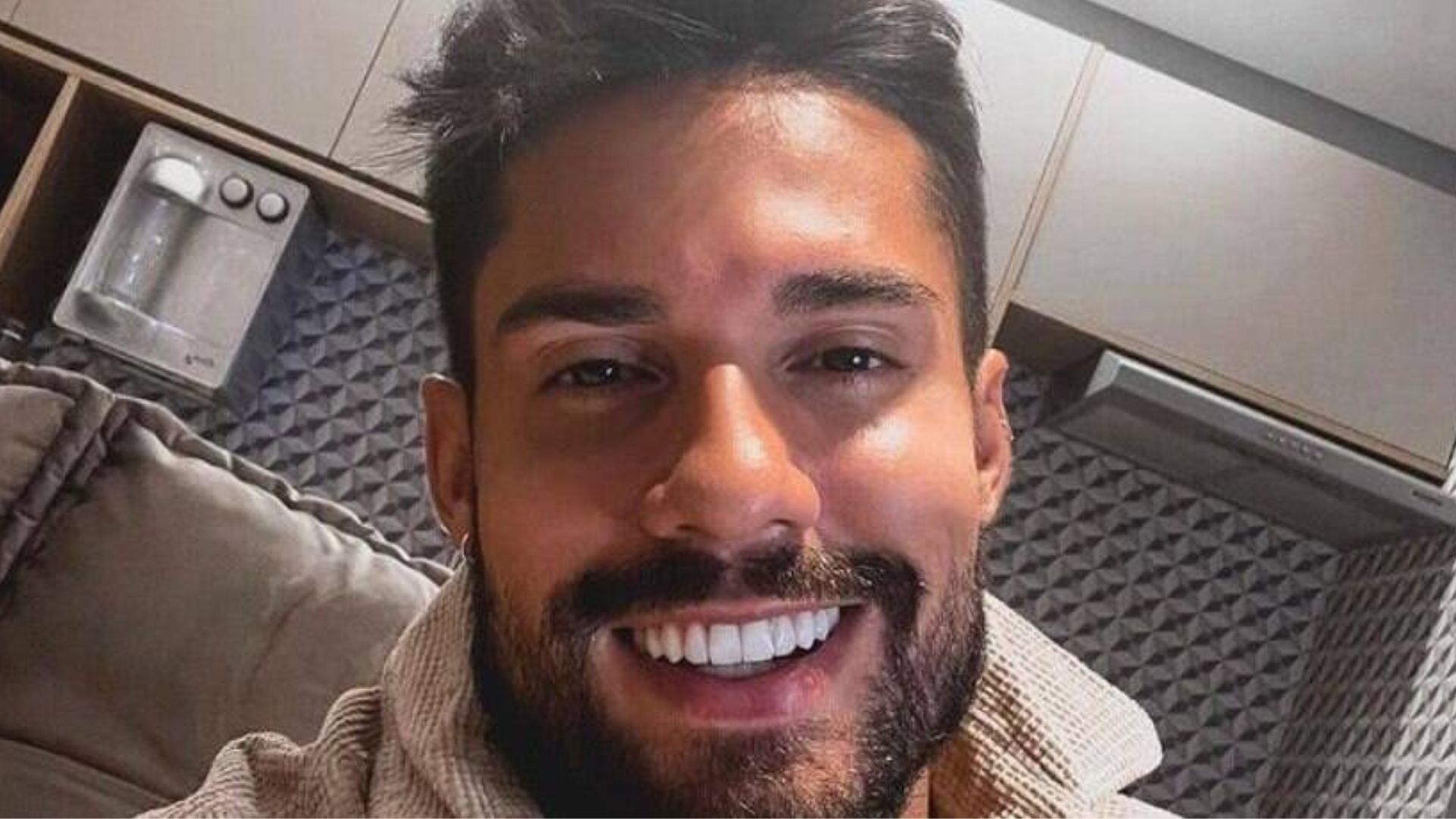 Gente? Bil Araújo se envolve com influenciadora e é trocado por jogador famoso