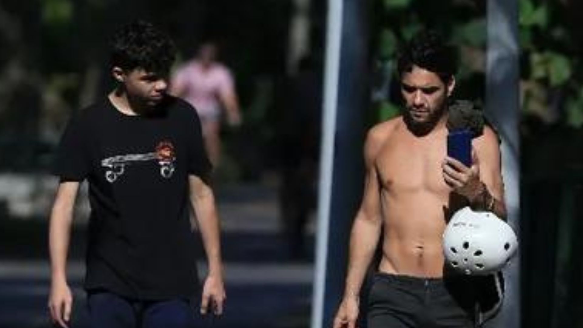 Caio Blat leva filho adolescente para andar de skate em parque do Rio