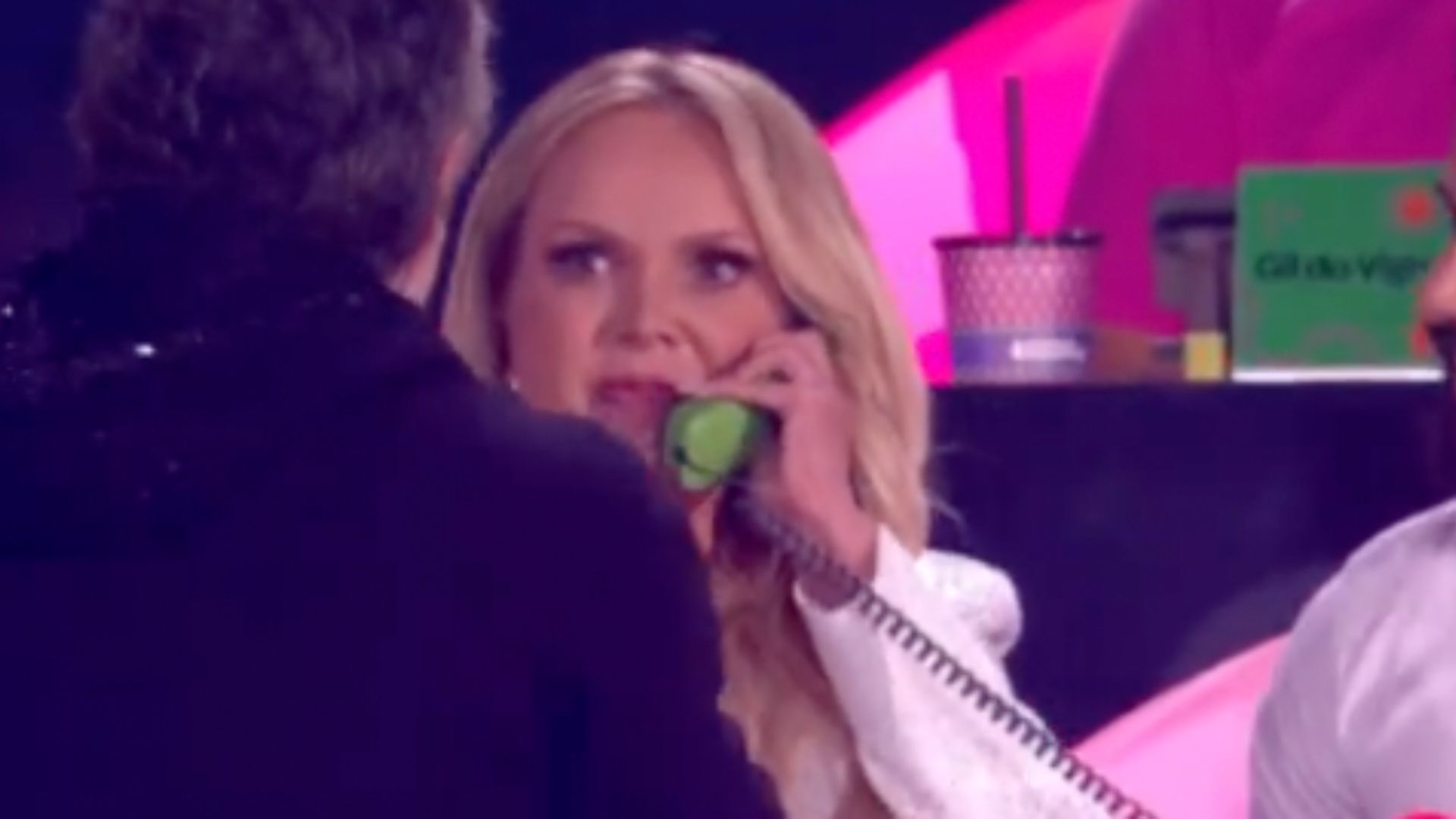 Eliana é surpreendida ao atender telefone ao vivo no Criança Esperança: “Gente?”