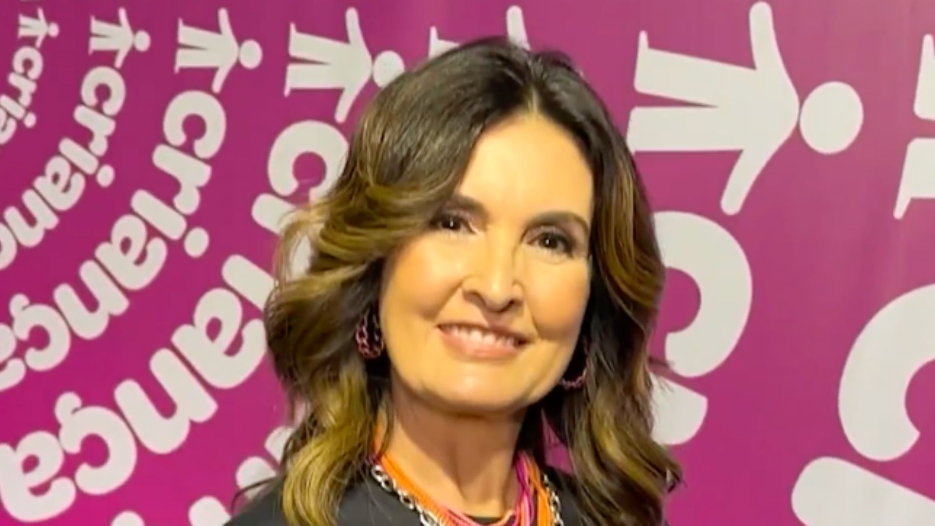 Fátima Bernardes é elogiada após look sem luxo no Criança Esperança: “Não quis aparecer”