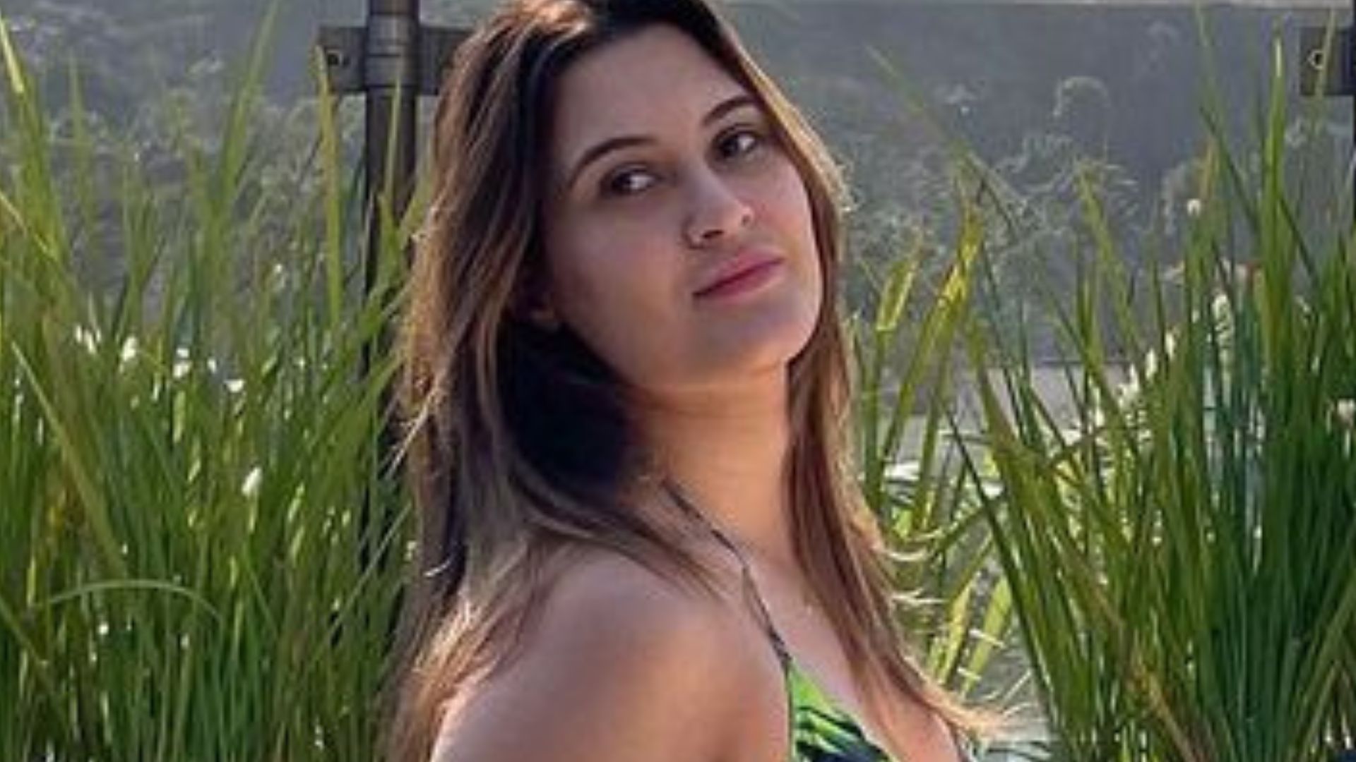 Que genética! Filha de Bonner e Fátima Bernardes ostenta curvas no terraço: “Trincada”