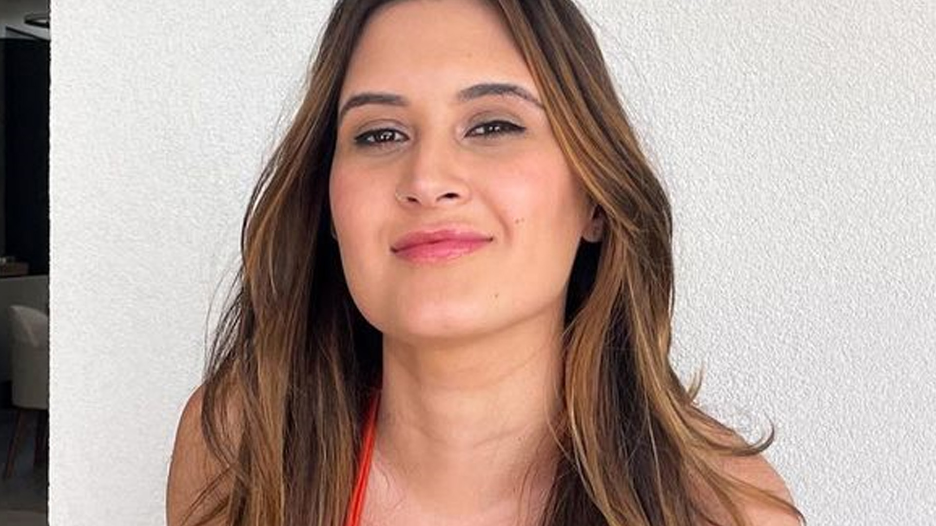 Filha de Fátima e Bonner desenha silhueta com cintura alta e cortininha: “Abençoada”