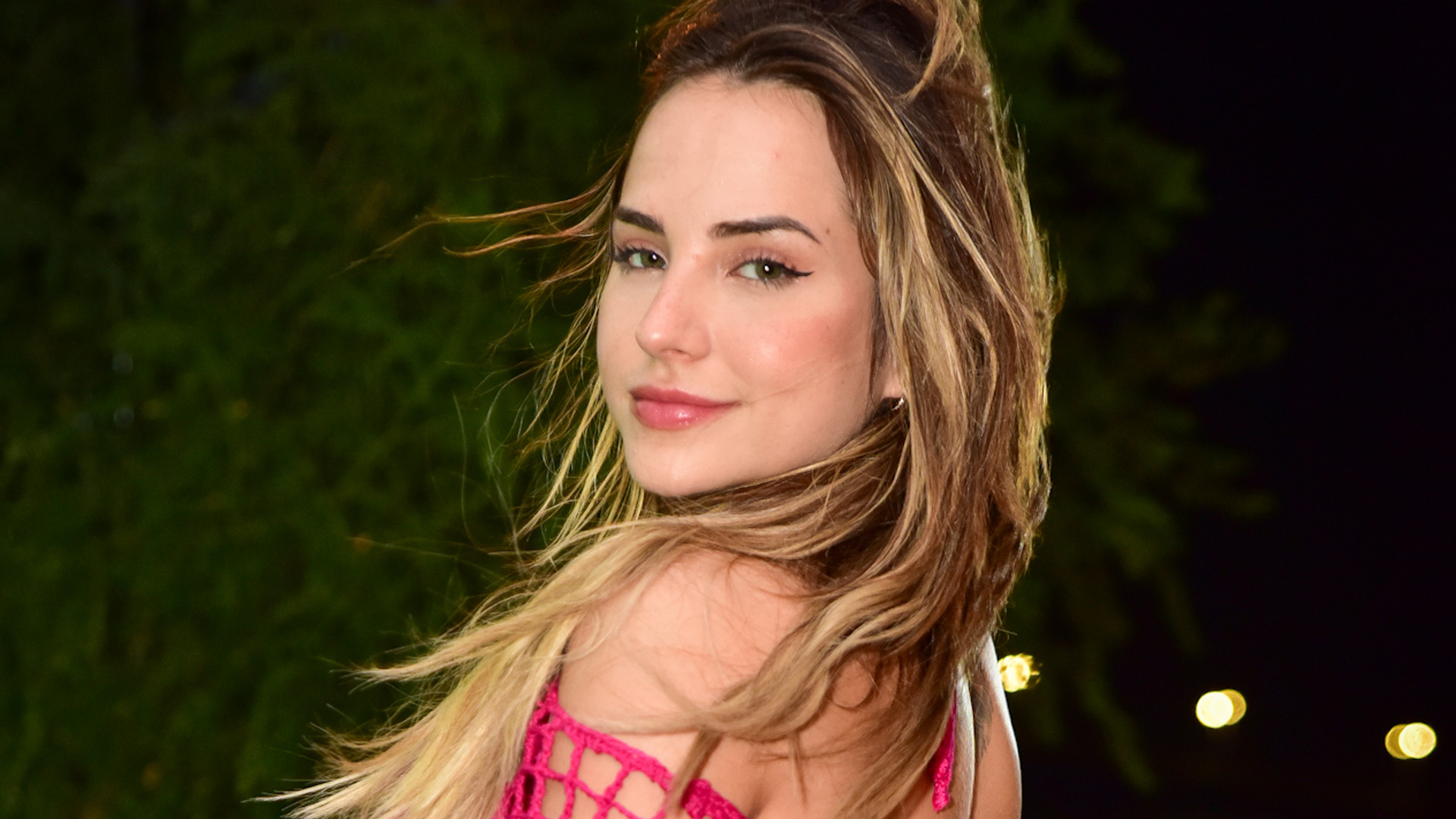 Faltou tecido? Gabi Martins escandaliza com look “minimalista” em festa no exterior