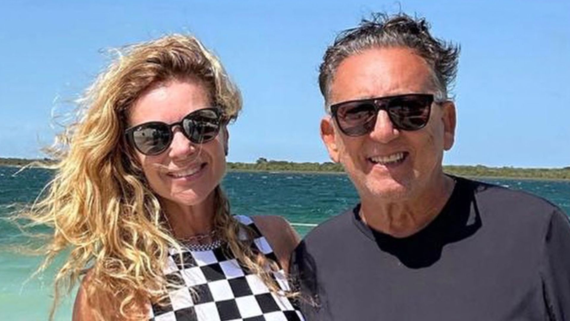 Esposa de Galvão Bueno exibe corpaço com maiô cavado: “Me sinto completa”