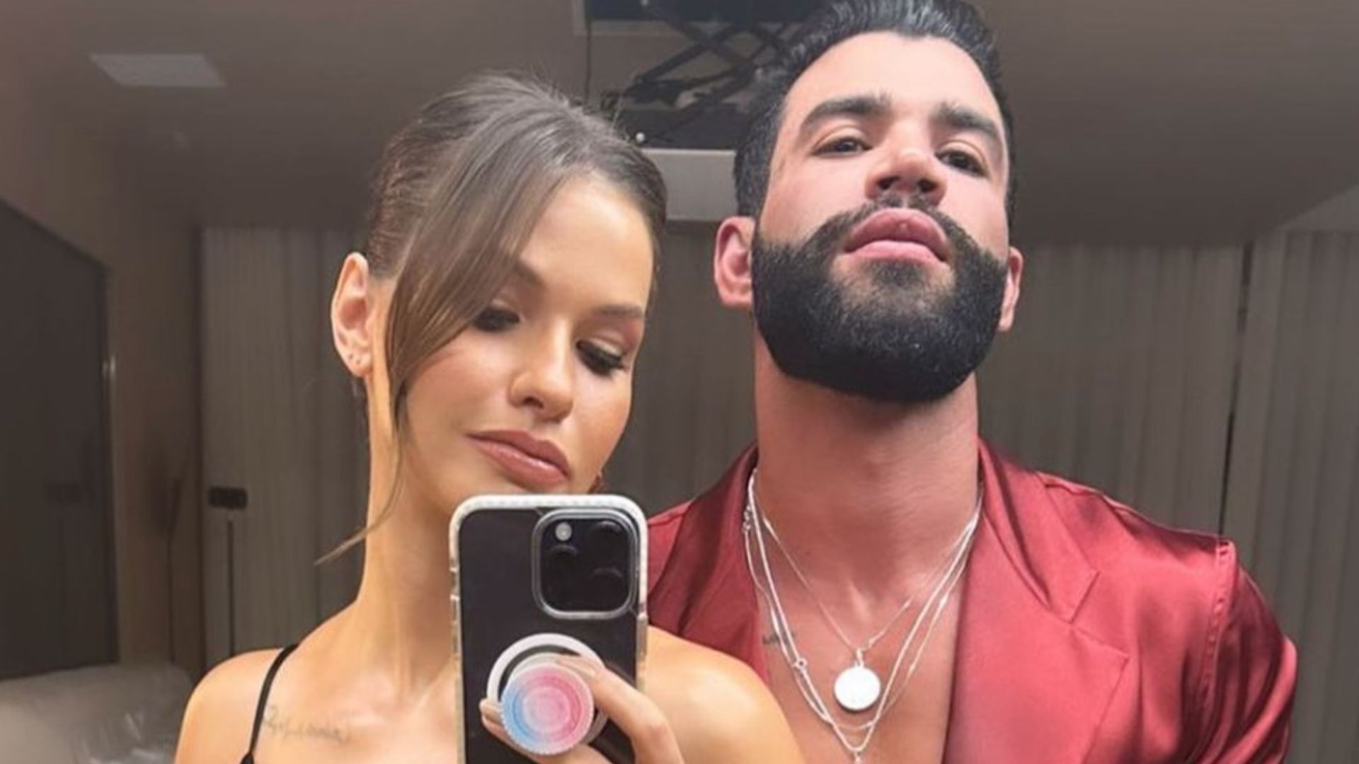 Pode isso? Gusttavo Lima causa e vai sem camisa a casamento de sertanejo