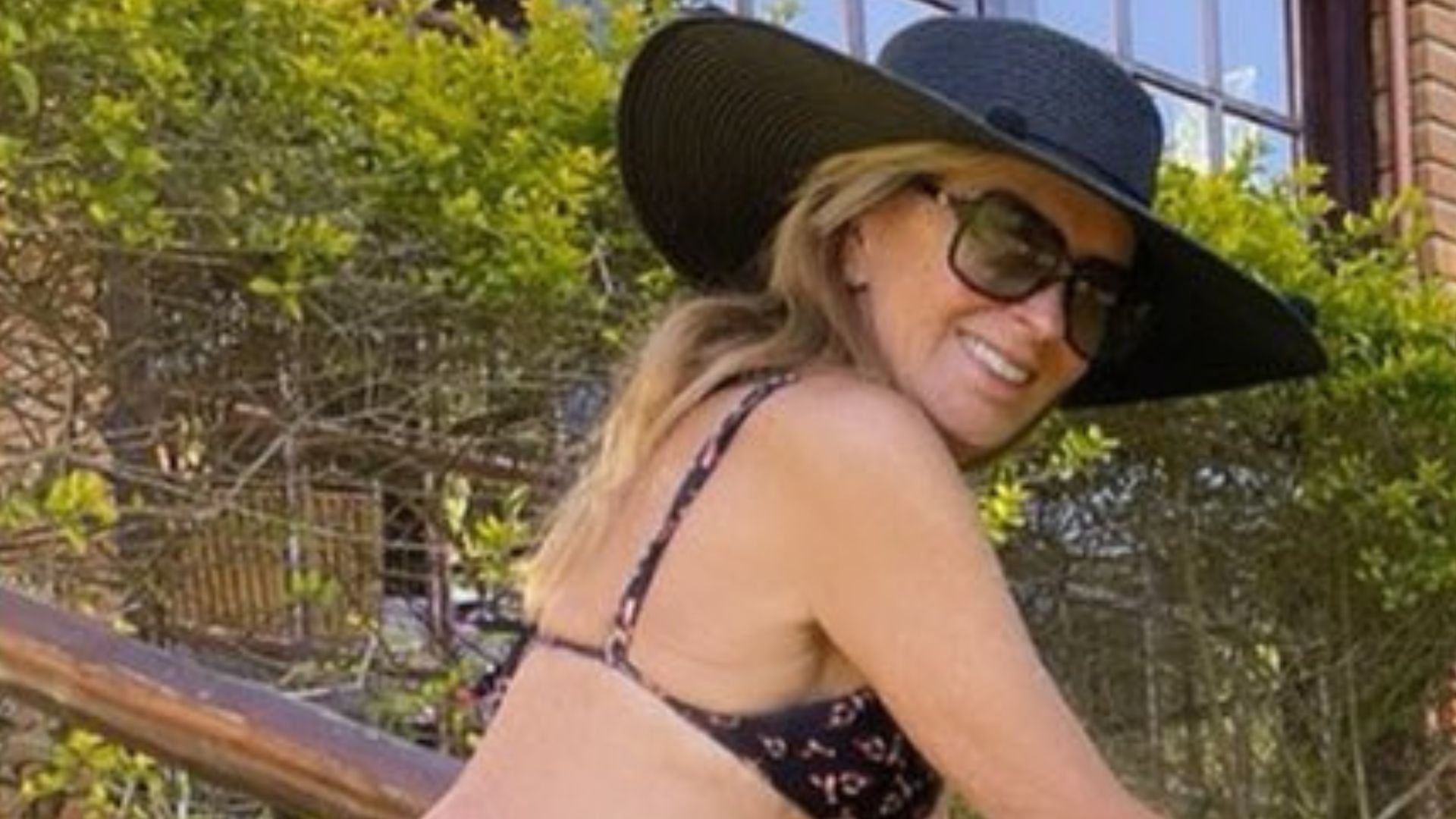 Garota de Ipanema, Helô Pinheiro esbanja tudo em cima ao se bronzear: “Rainha”