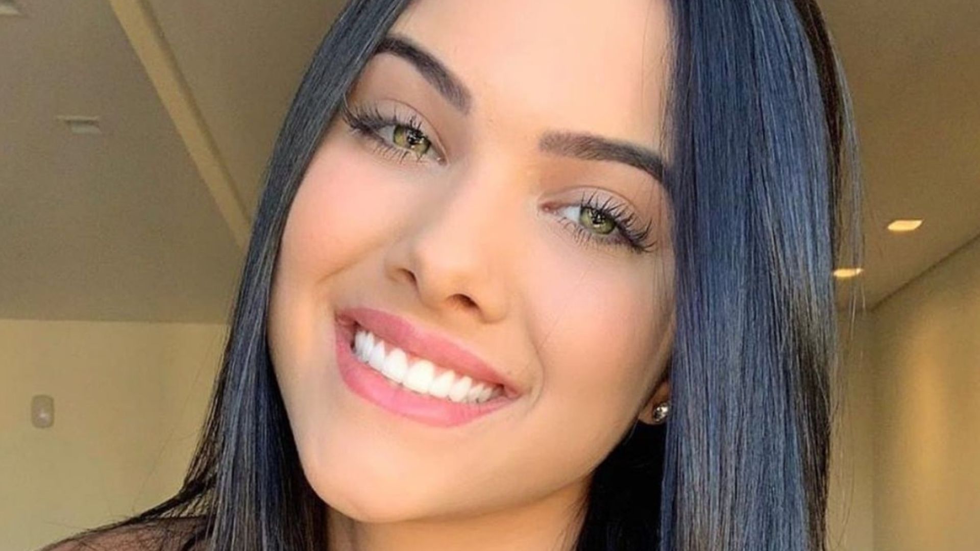 Só isso? Web se choca com idade de Emily Garcia: “Passada”