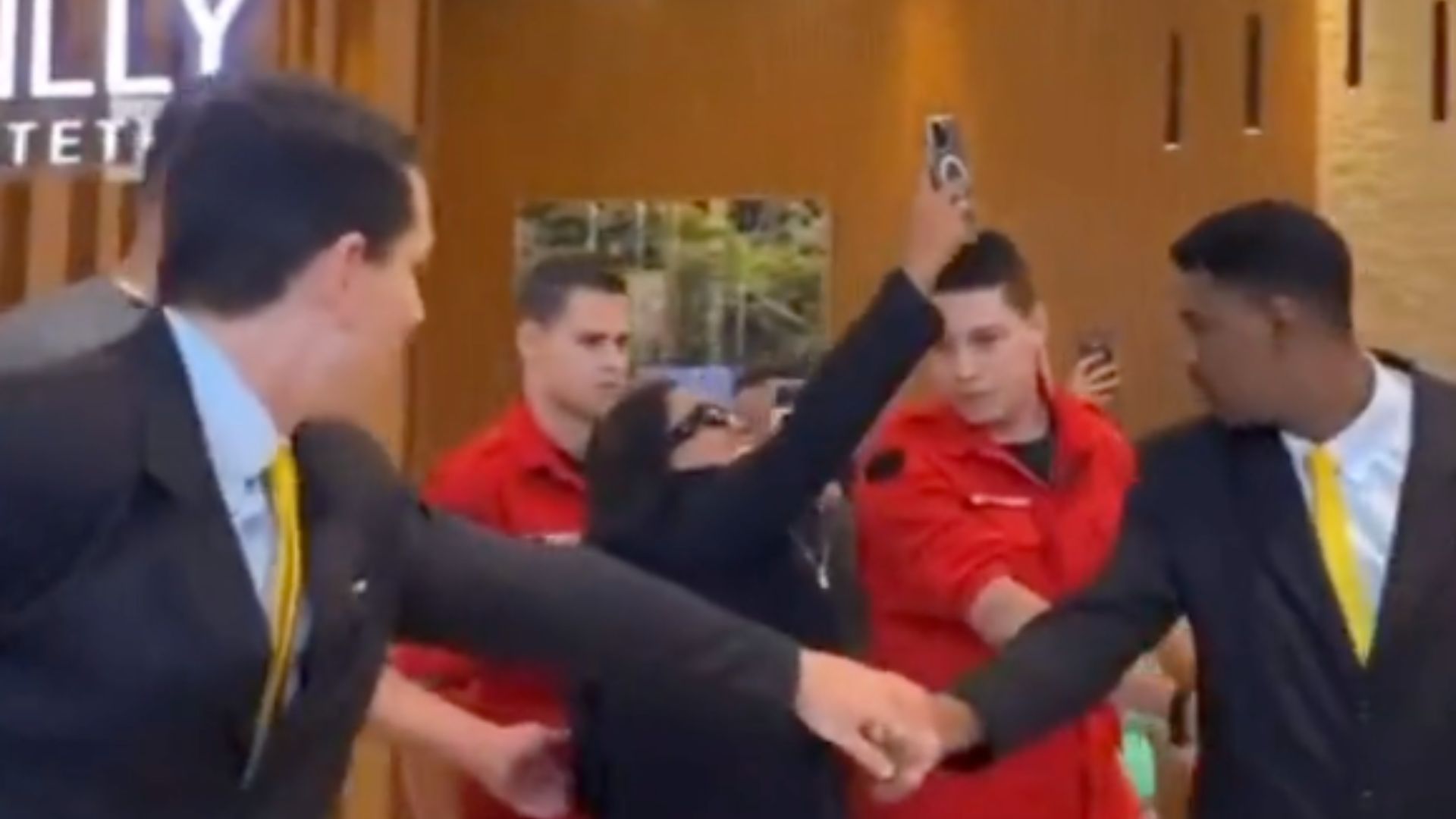 Gente? Influenciadora é flagrada com 7 seguranças em shopping vazio e vira chacota