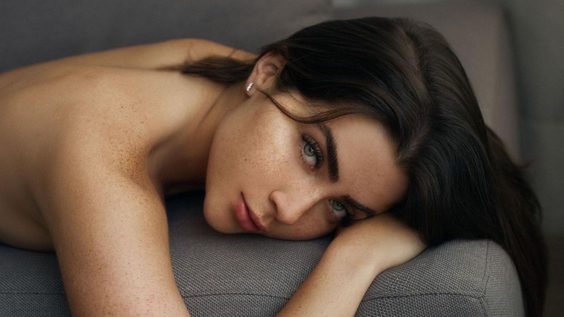 Sem blusa, Jade Picon enlouquece fãs ao fazer topless no sofá: “Beleza surreal”