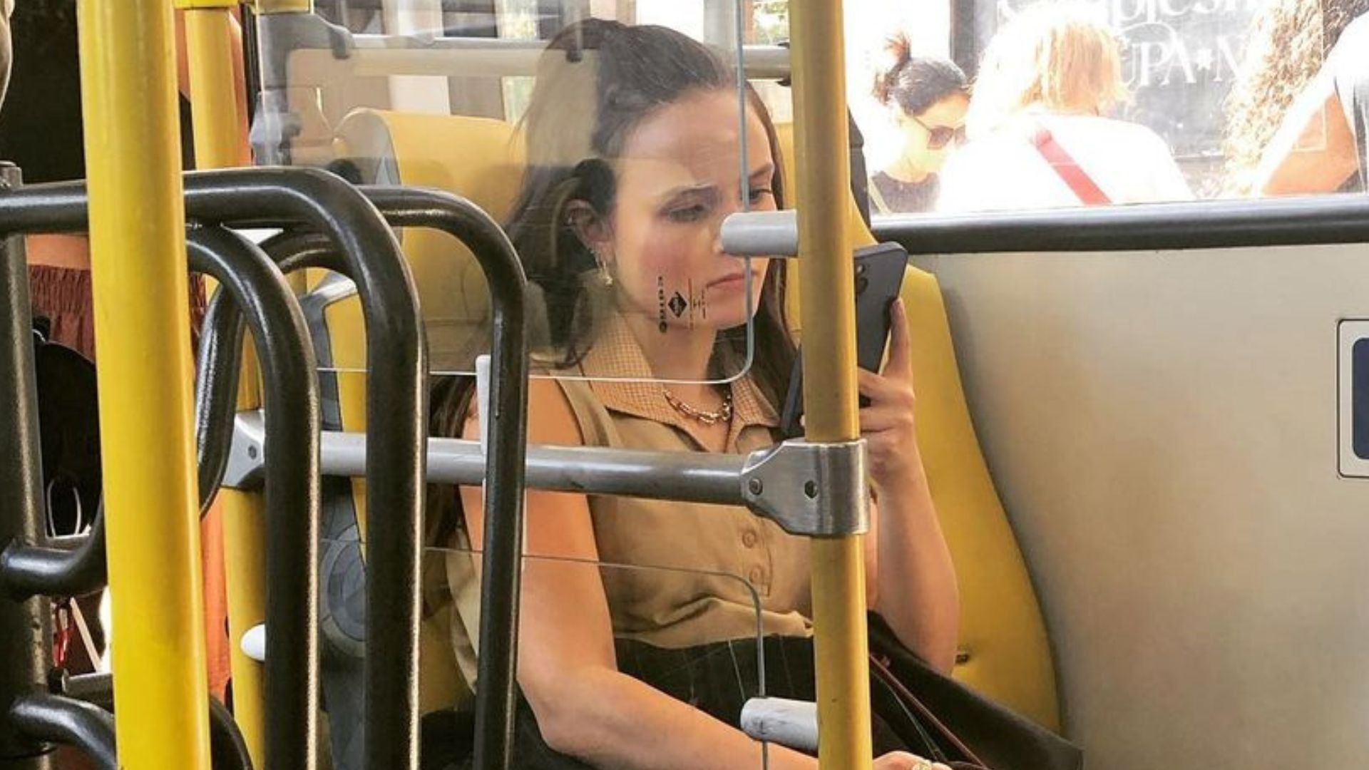 Larissa Manoela é flagrada em ônibus após perder fortuna: “A vida como ela é”