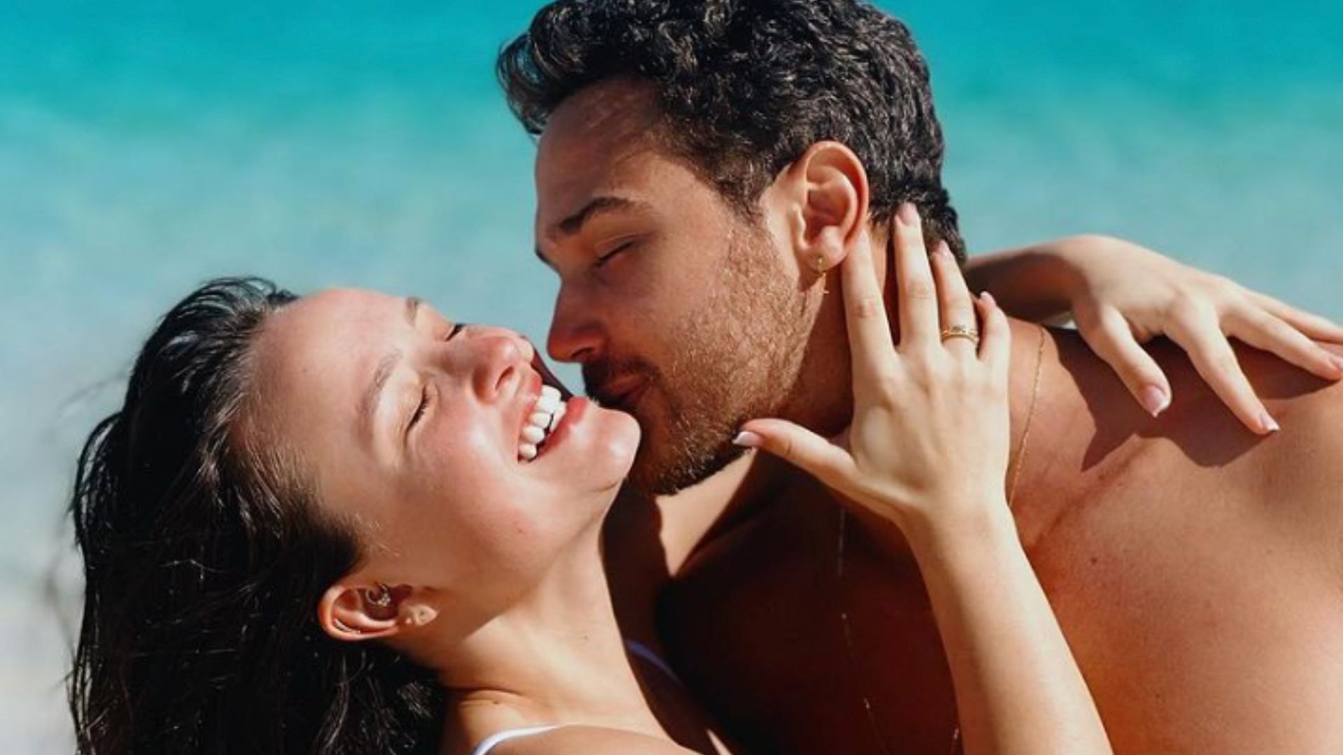 Larissa Manoela agarra o namorado e troca carícias na praia: “Imensidão”