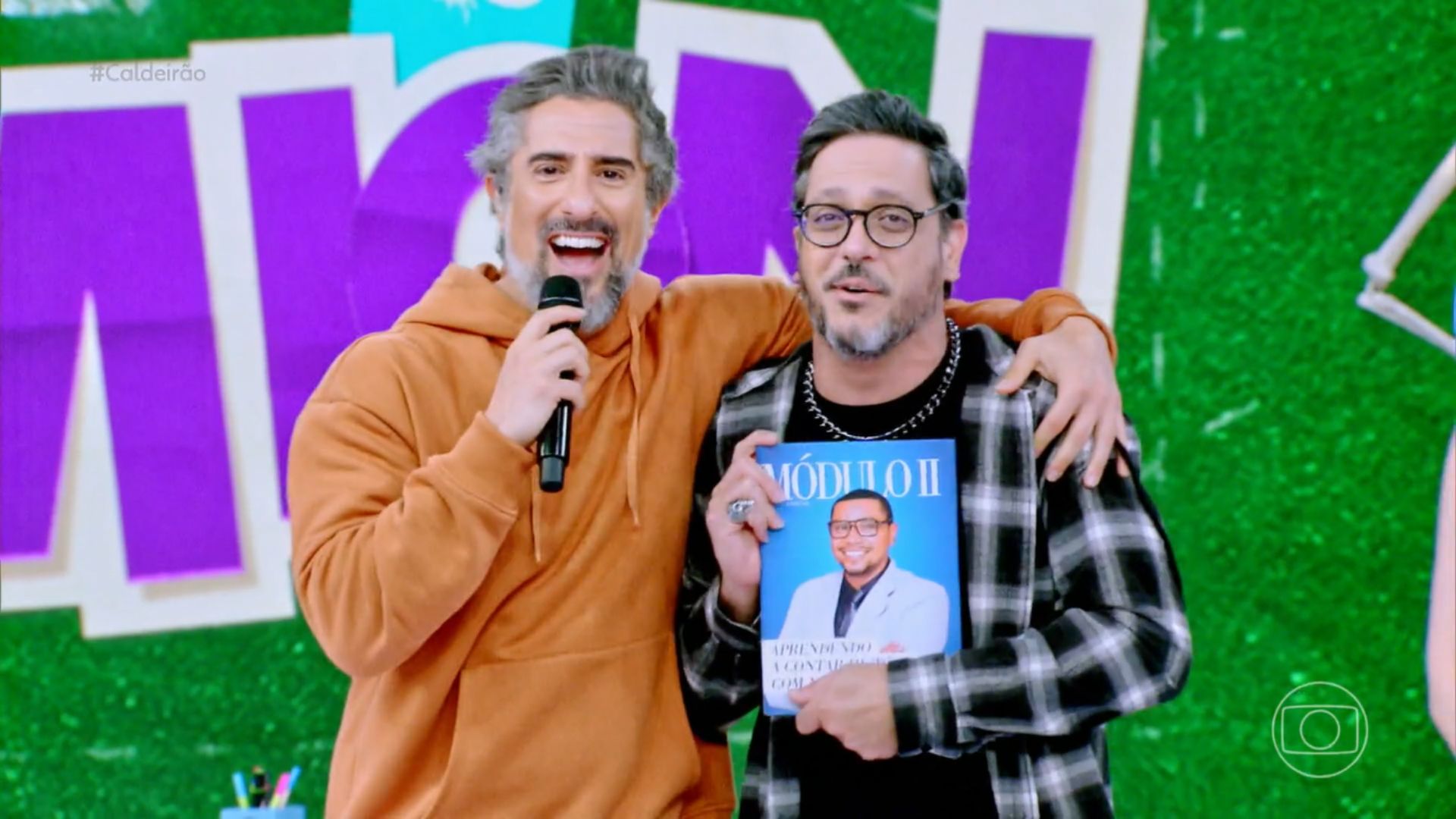 Lucio Mauro Filho recebe ‘Manual Naldo Benny’ no ‘Caldeirão’ para mentir: “Pior aluno”
