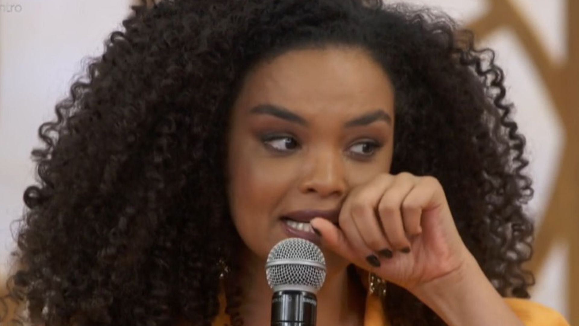 Discreto, marido de Lucy Ramos surge no ‘Encontro’ e emociona atriz: “Há 17 anos”