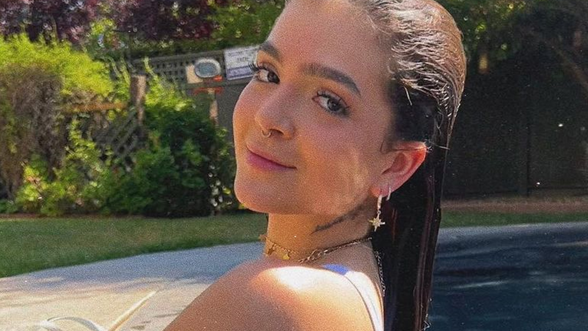 Nos EUA, Mel Maia curte piscina e fãs percebem detalhe: “Barriguinha de grávida?”