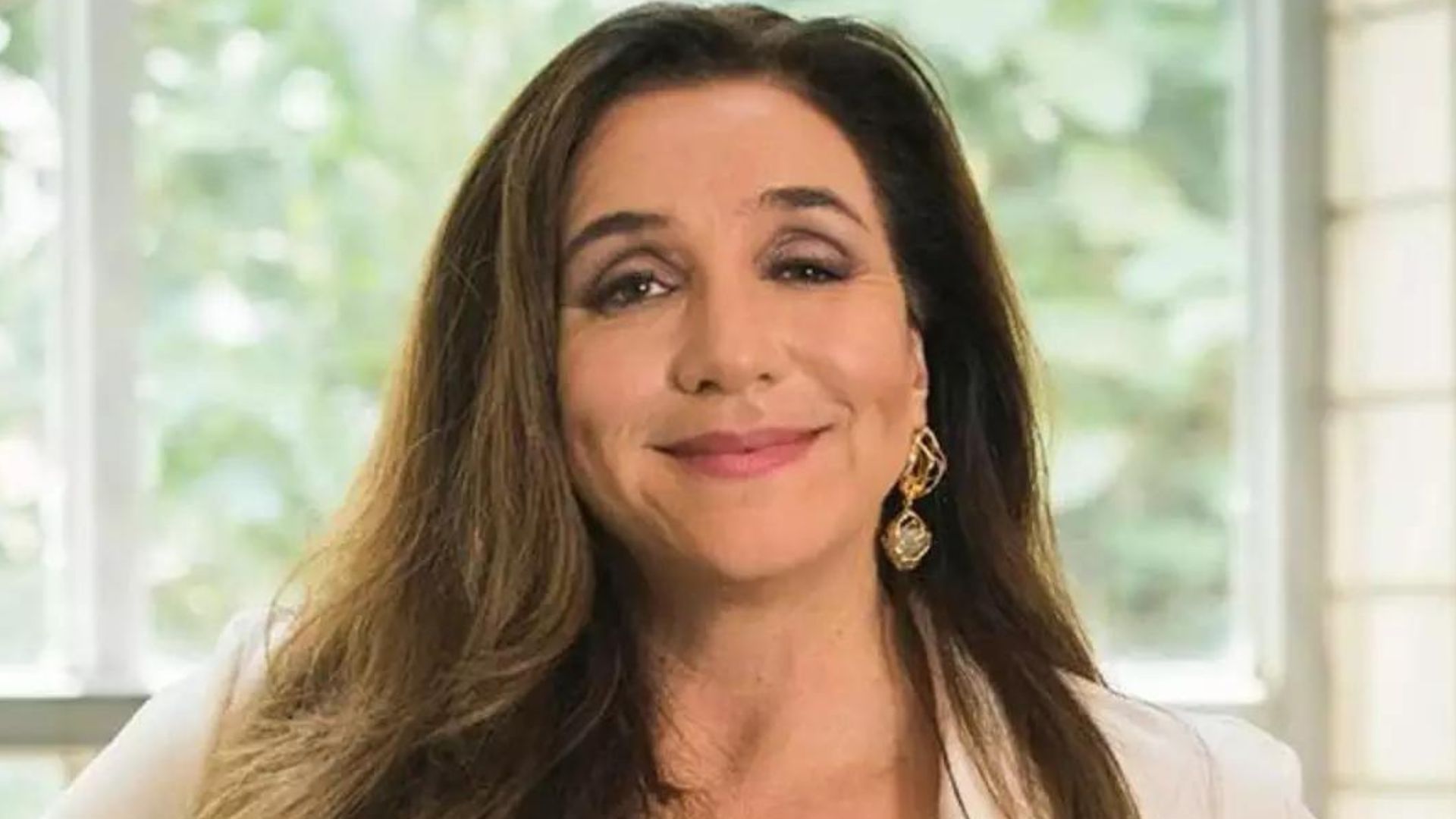 Filho gato de Marisa Orth faz rara aparição com a mãe em show