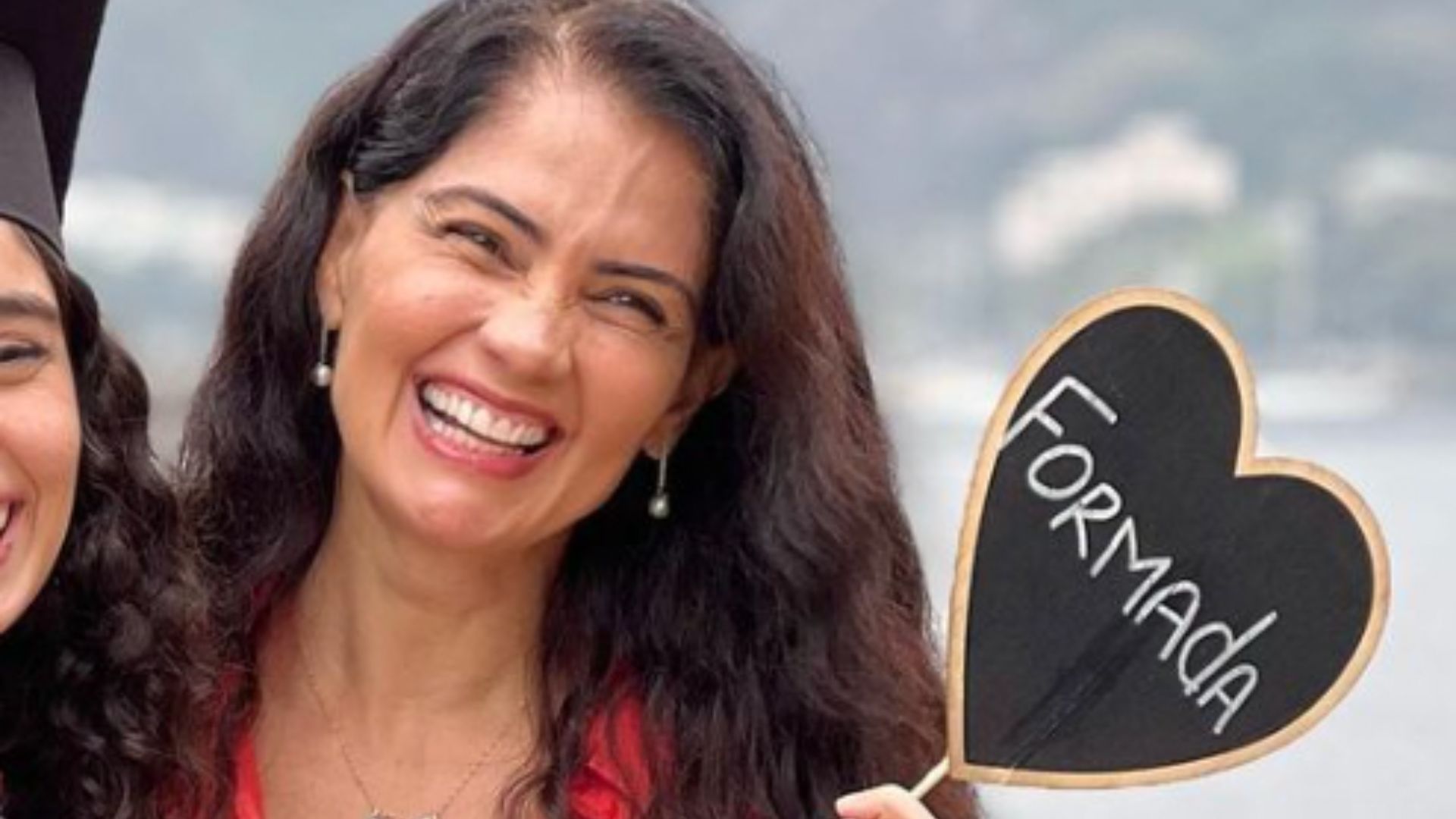 Idênticas! Patrícia França comemora a formatura da filha de 22 anos: “Orgulho”