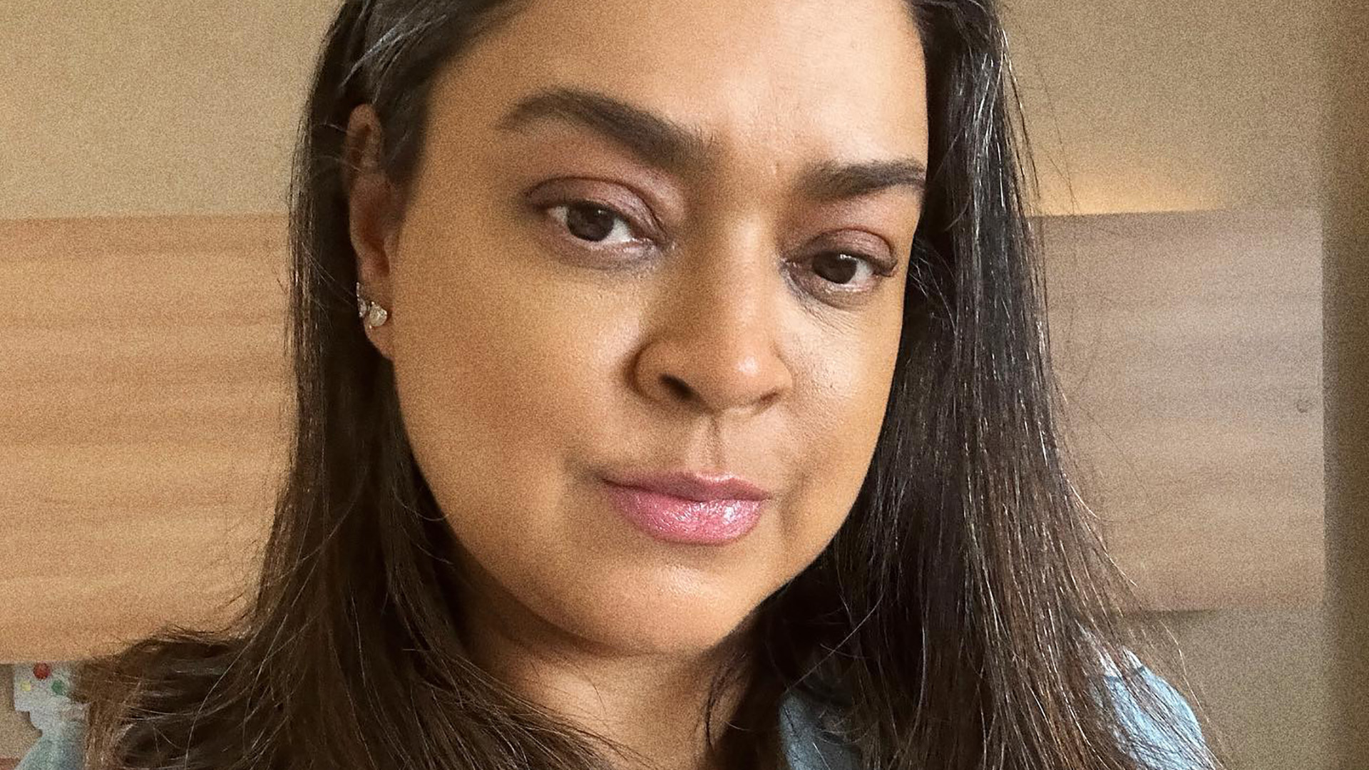 Discreta, Preta Gil faz primeira aparição após retirada de tumor: “Cercada de amor”