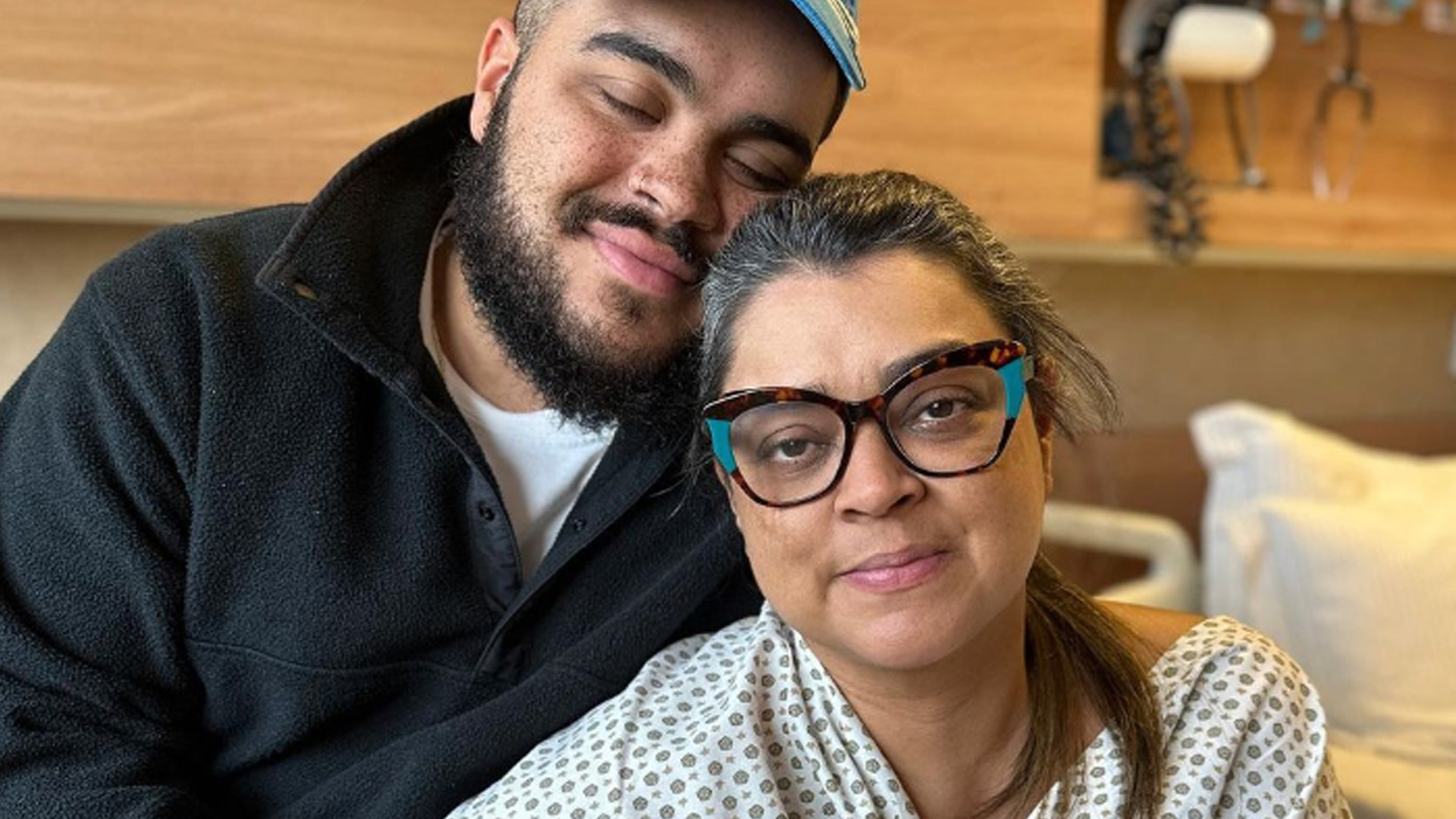 Prestes a ser operada, Preta Gil recebe carinho do filho e pede: “Orem”