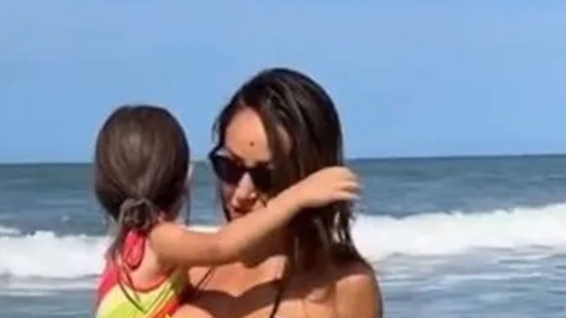 Que situação! Zoe Sato puxa o sutiã e Sabrina Sato fica com o seio à mostra em praia