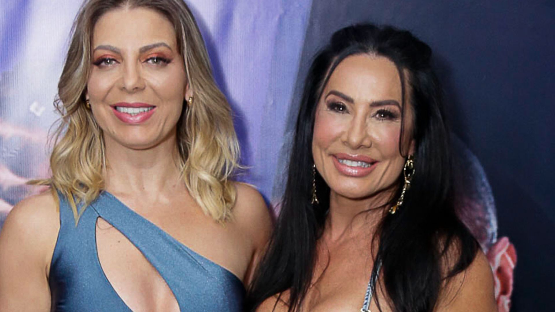 Scheila Carvalho e Sheila Mello dispensam sutiã e posam juntas com looks ousados