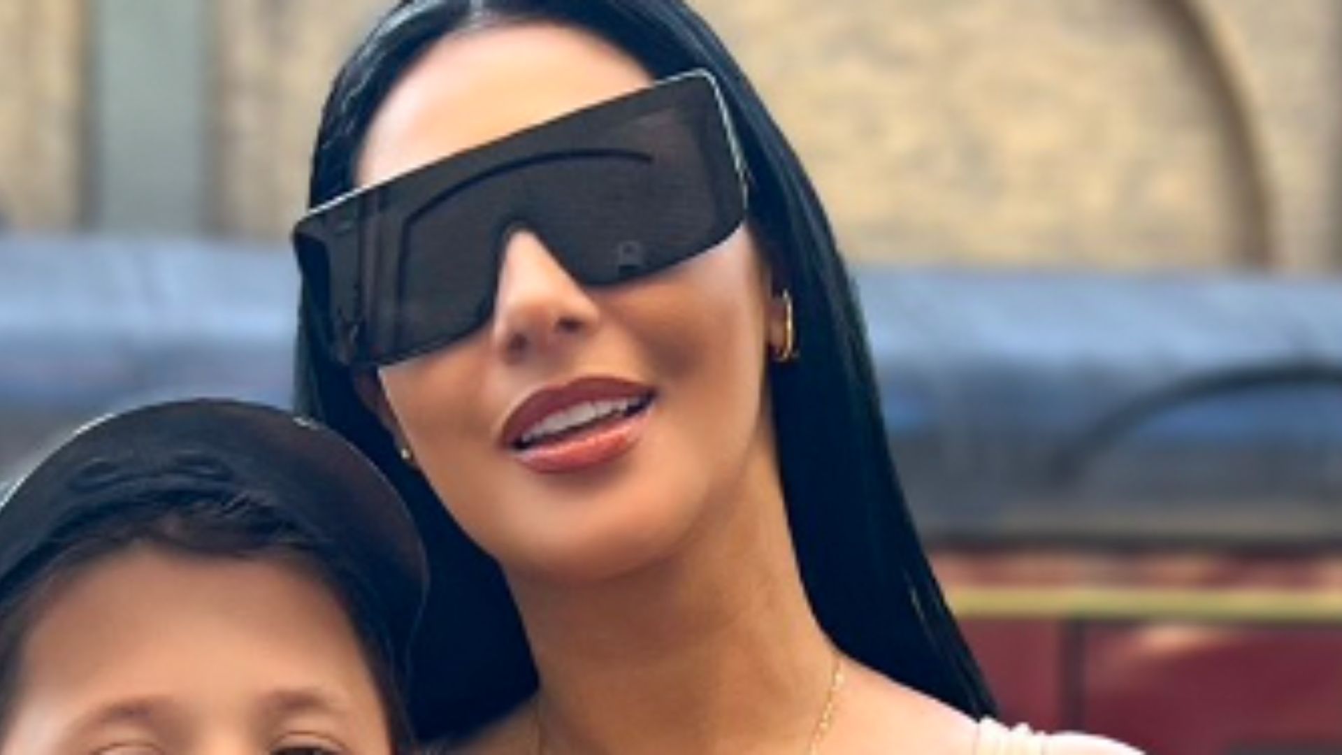 Exagerou? Simaria chama a atenção ao exibir look para passeio com os filhos: “Adora causar”