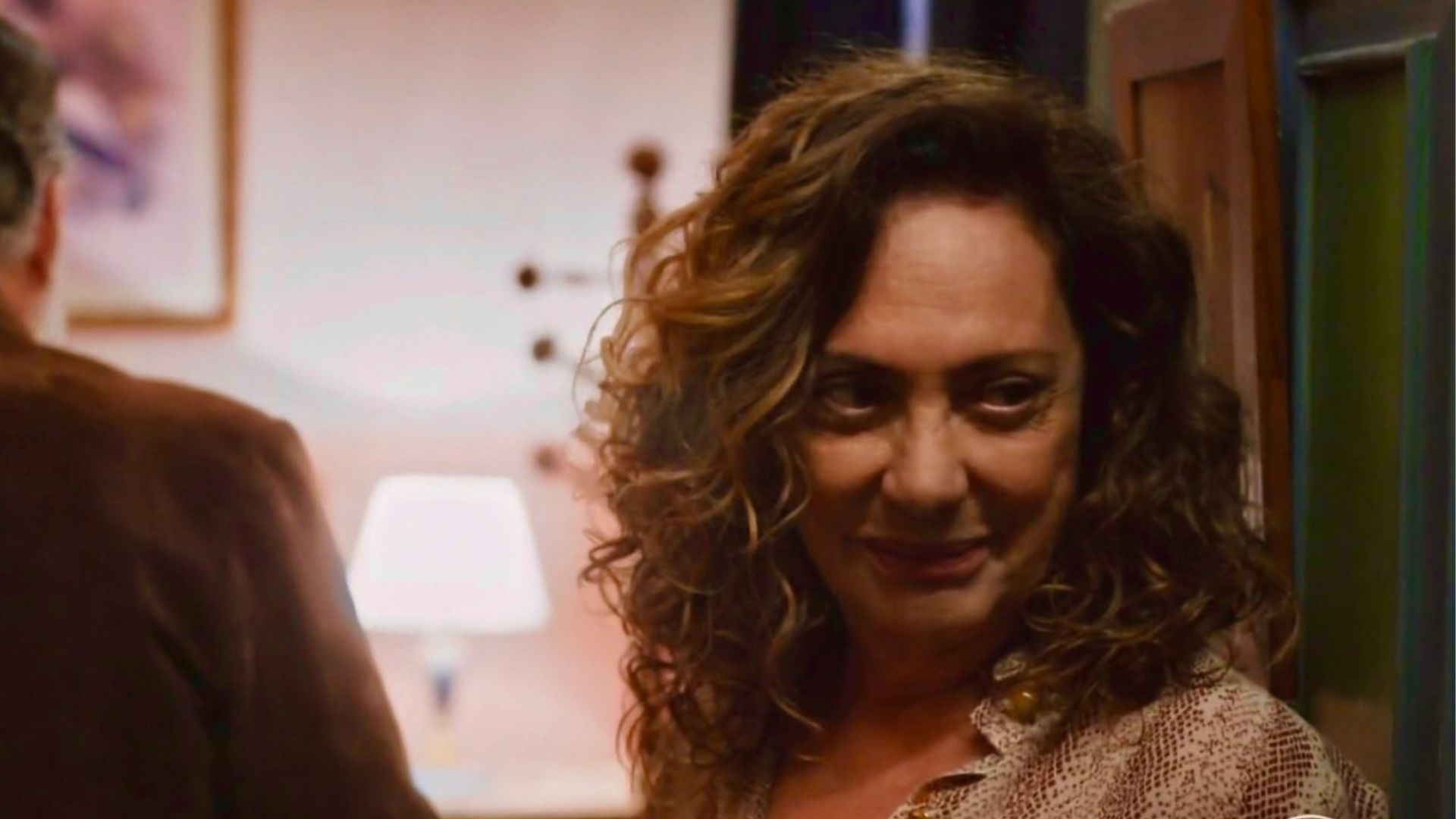 Terra e Paixão: Agatha se faz de coitada e coloca Irene em situação dramática