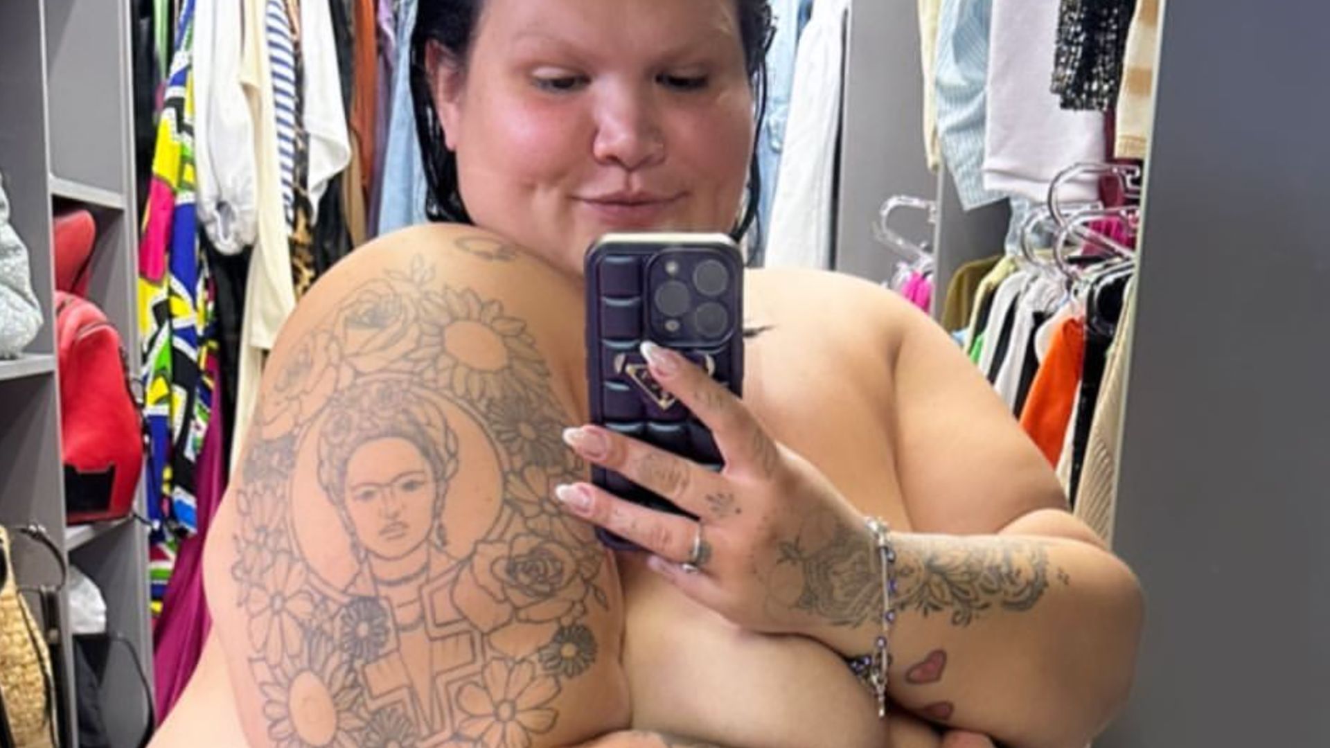 Thais Carla posa sem nada de roupa em closet e manda recado: “Reajam bastante”