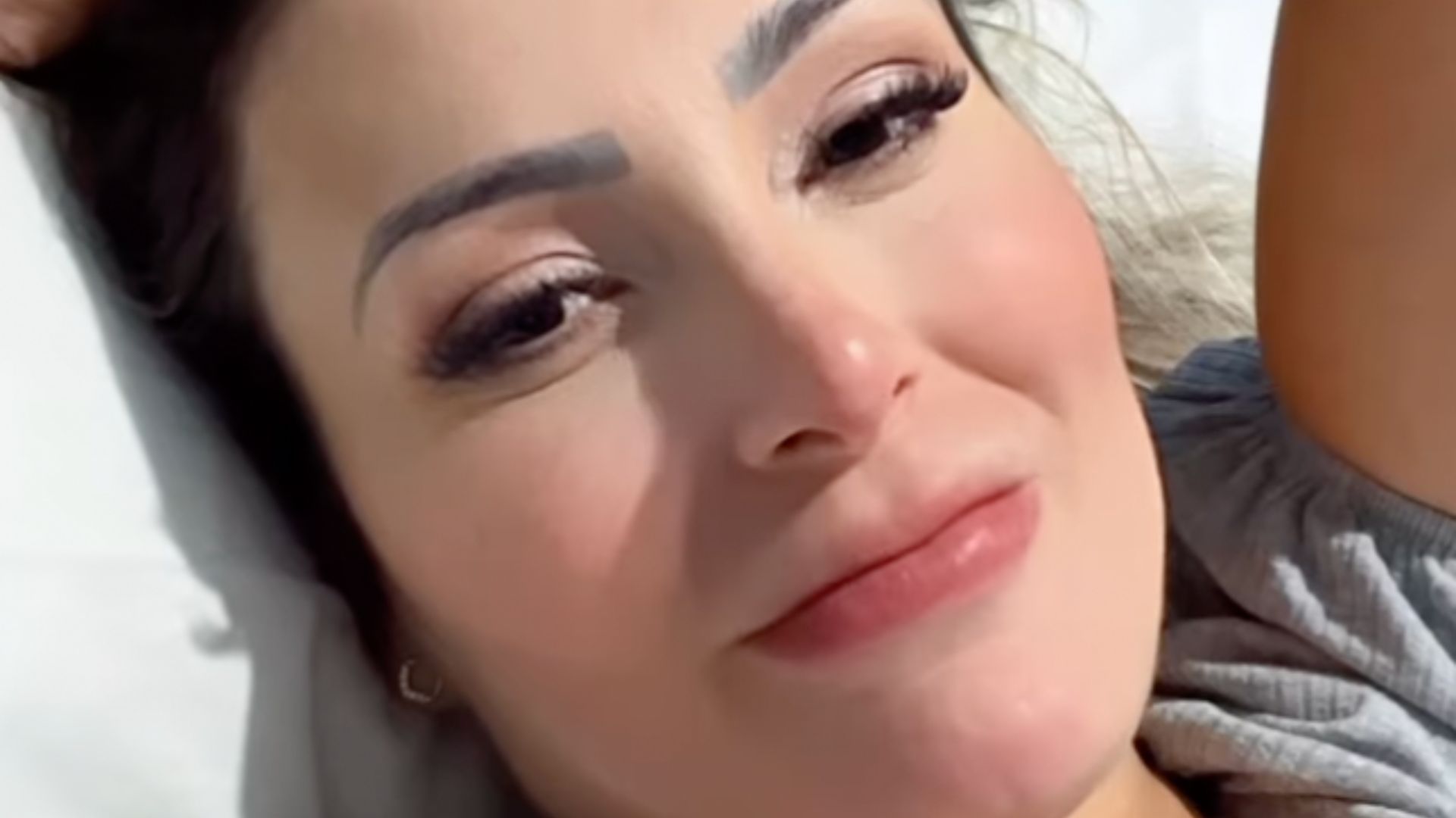 Andressa Urach surge abatida após atender clientes: “Estou mega assada”