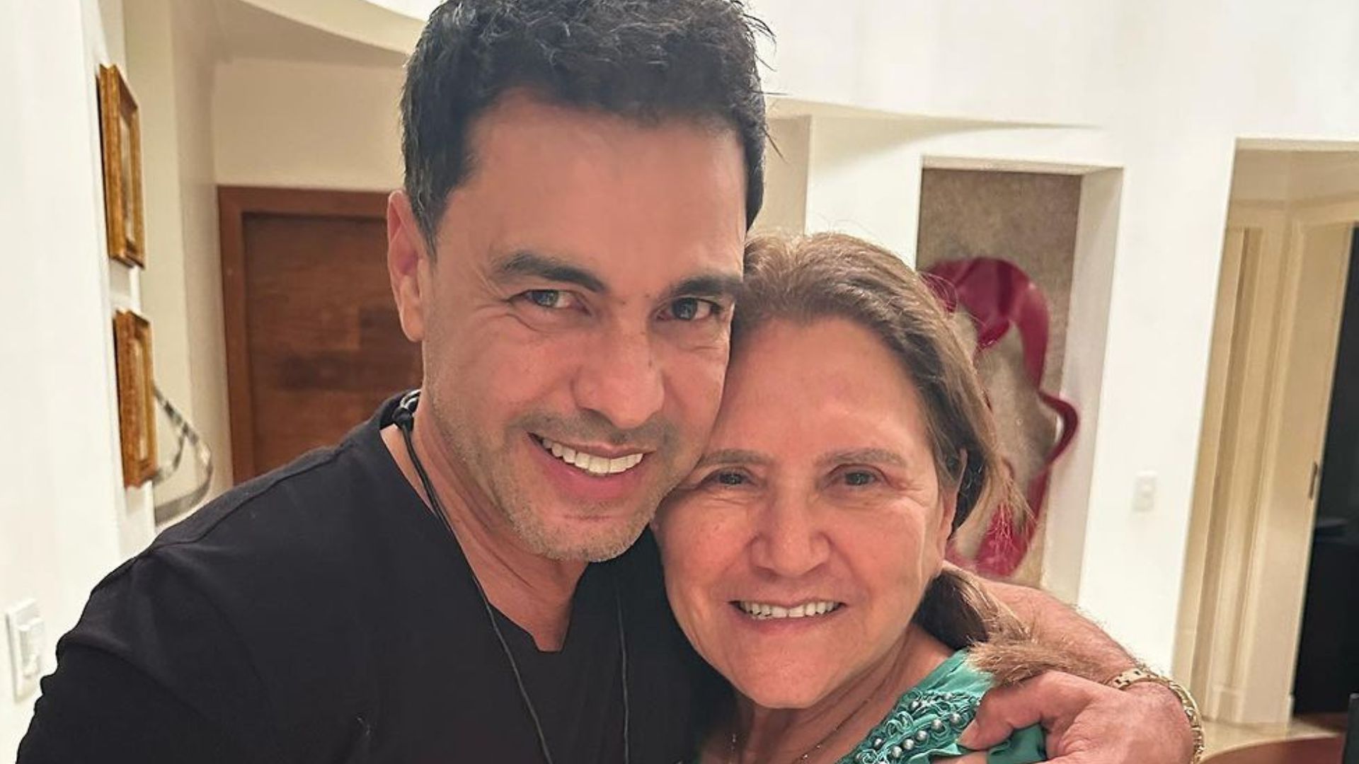 Zezé Di Camargo emociona com homenagem à mãe em aniversário: “Me fortalece”