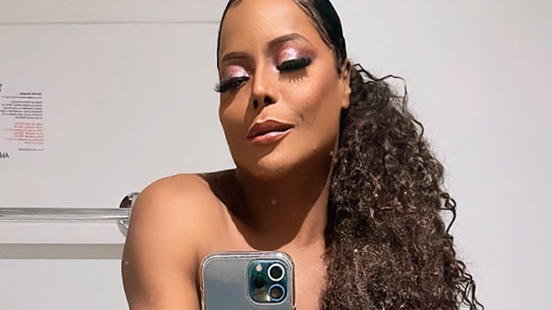 Adriana Bombom posa de topless na frente do espelho: “Amor próprio”