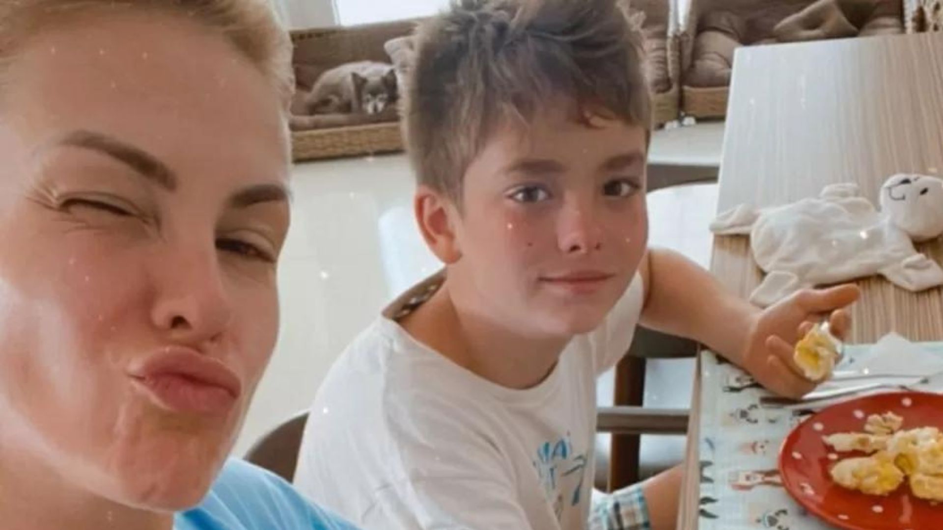 Ana Hickmann celebra união com filho em meio à briga judicial com ex: “Feliz”