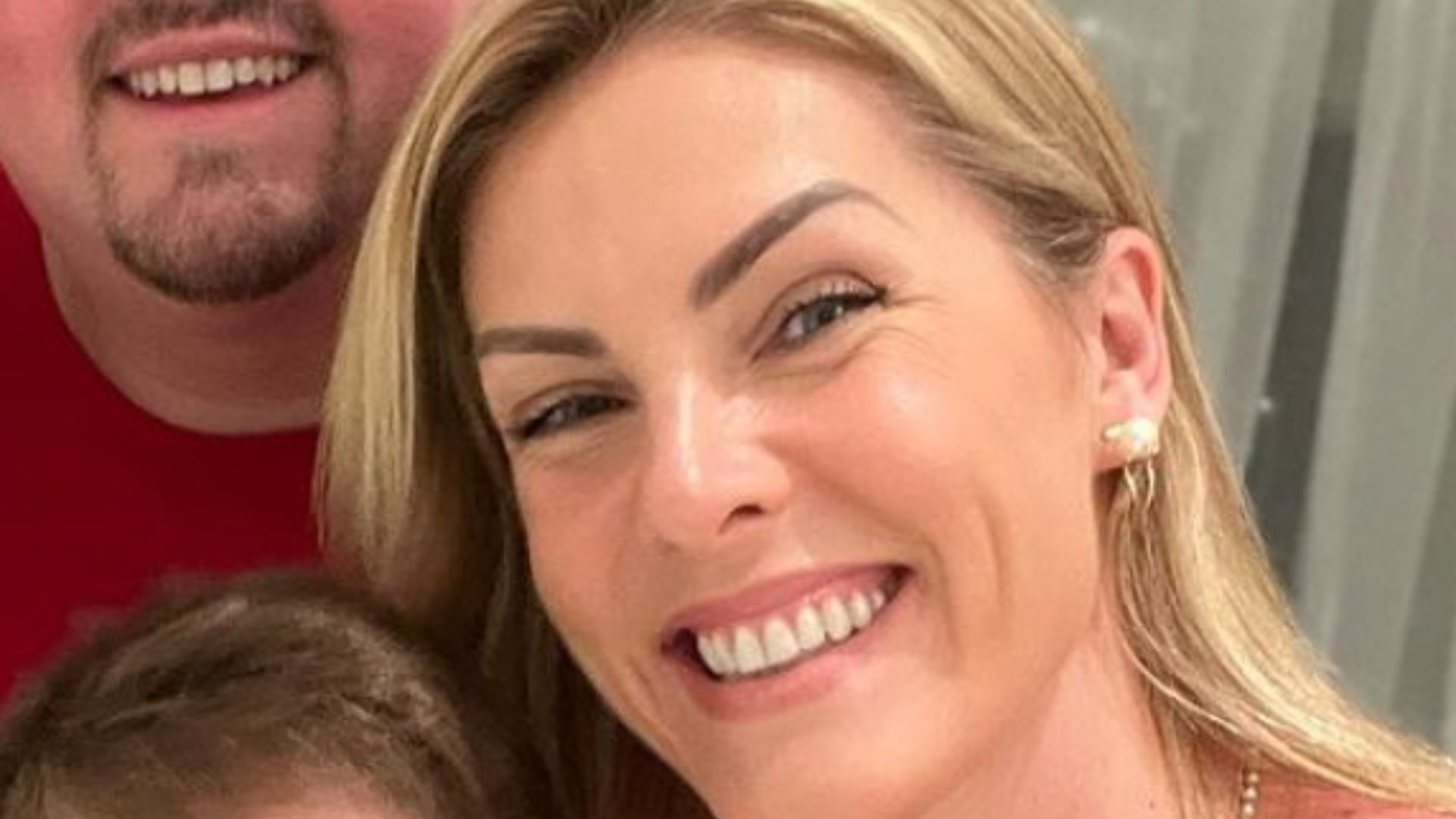 Ana Hickmann posa com a mãe e os 3 irmãos em foto rara: “Minha força”