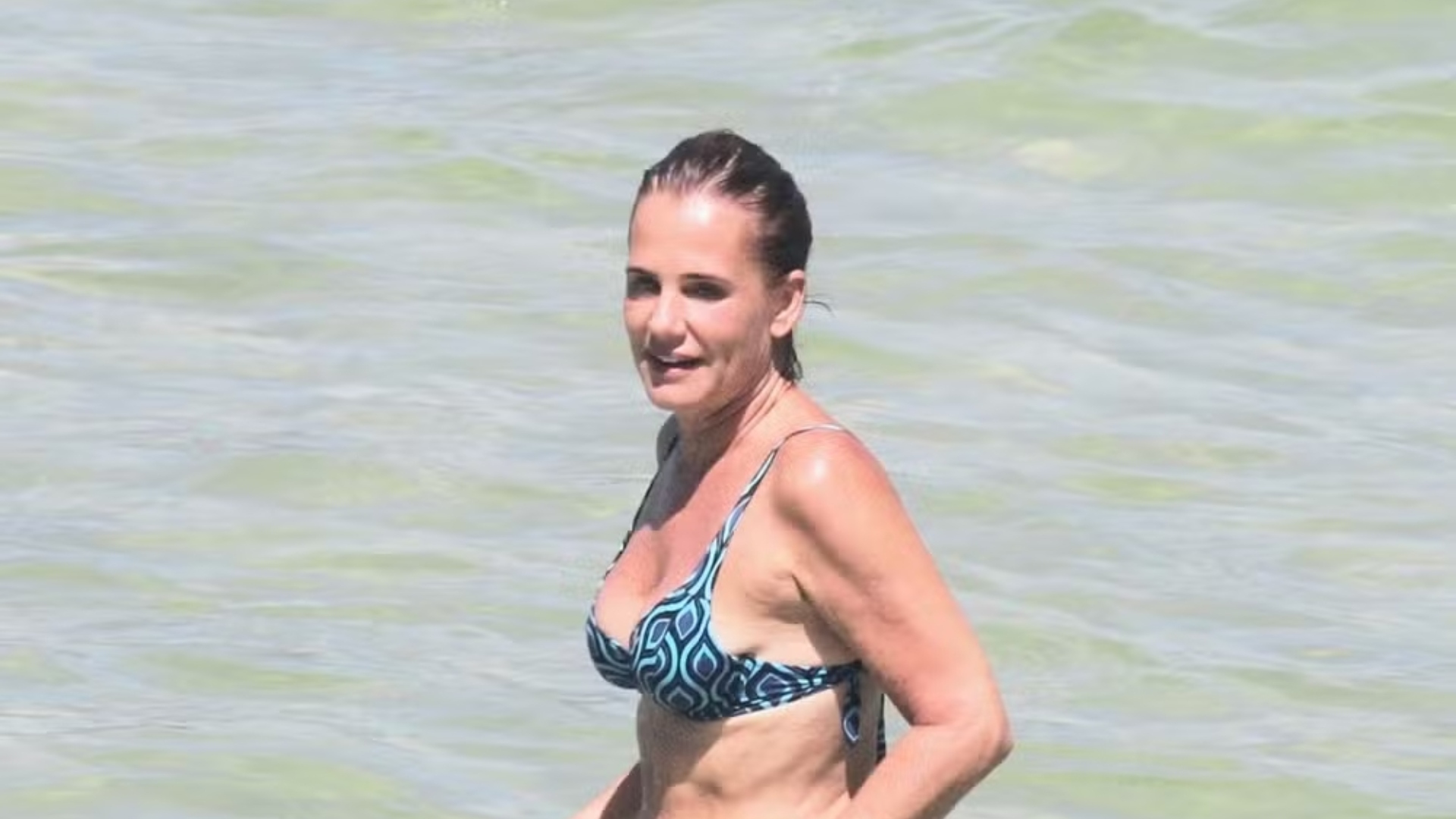 Lembra dela? Ex-Paquita Andrea Veiga exibe corpão impecável aos 54 anos