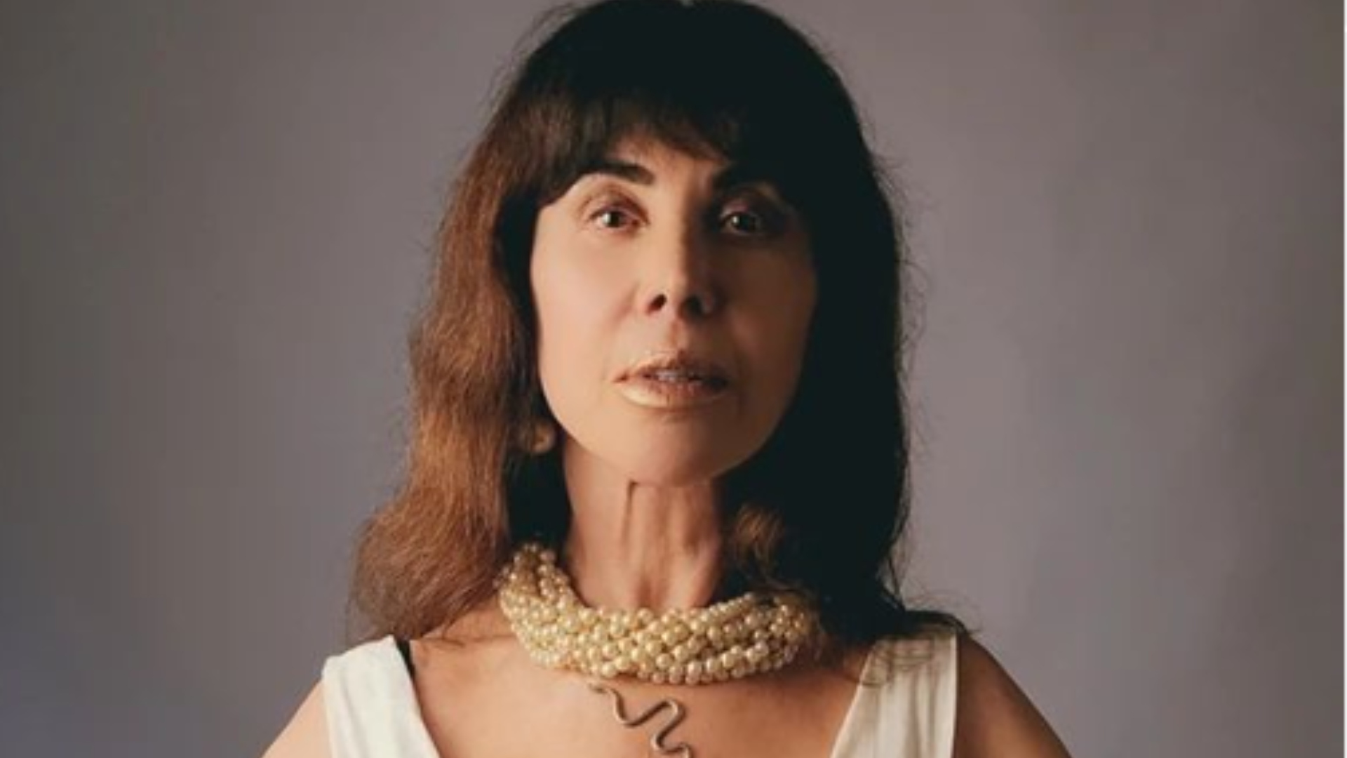 Claudia Alencar tem melhora significativa após cirurgia, diz boletim médico