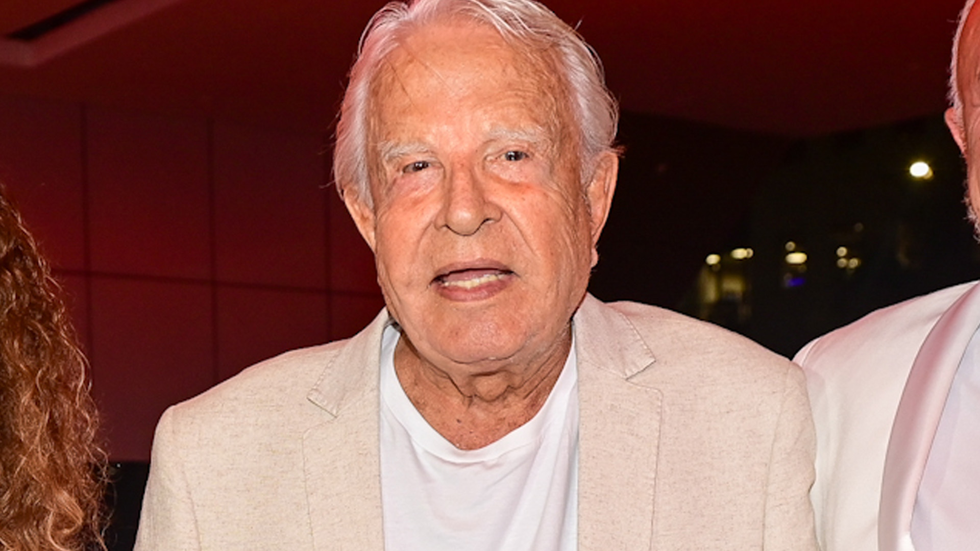 Recluso, Cid Moreira faz raríssima aparição aos 96 anos em festa da CARAS