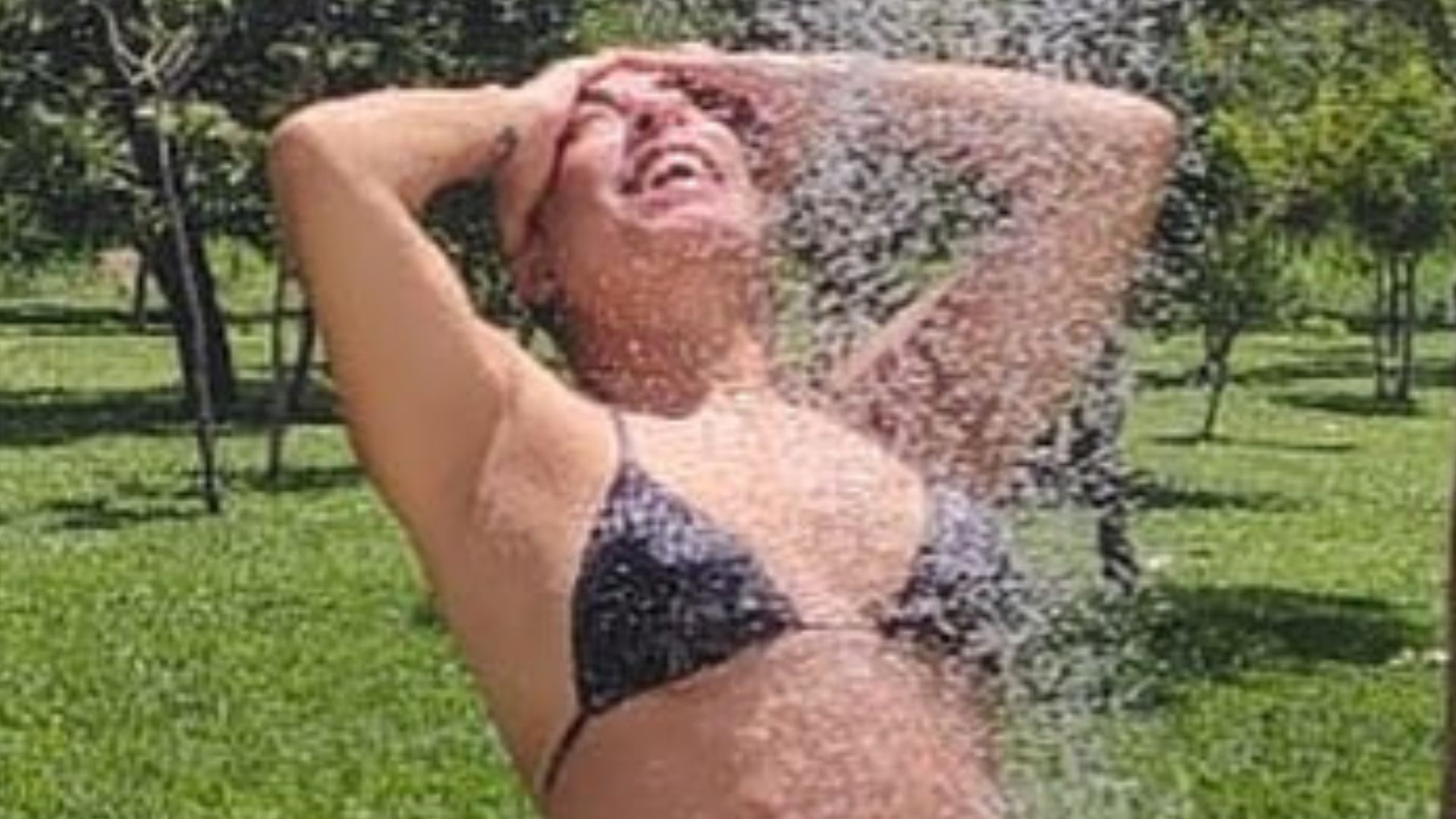 Só de biquíni, Cissa Guimarães se refresca em ducha ao ar livre: “Rainha absoluta”