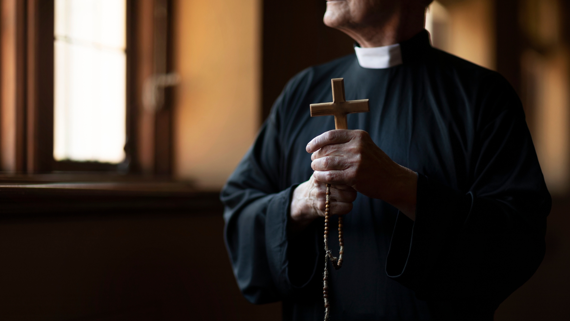 Como assim? Durante missa, padre anuncia que será pai: “Não há como fugir”