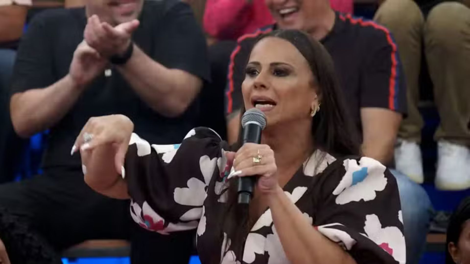 “Meu mundo caiu completamente”: Viviane Araújo faz desabafo no ‘Altas Horas’