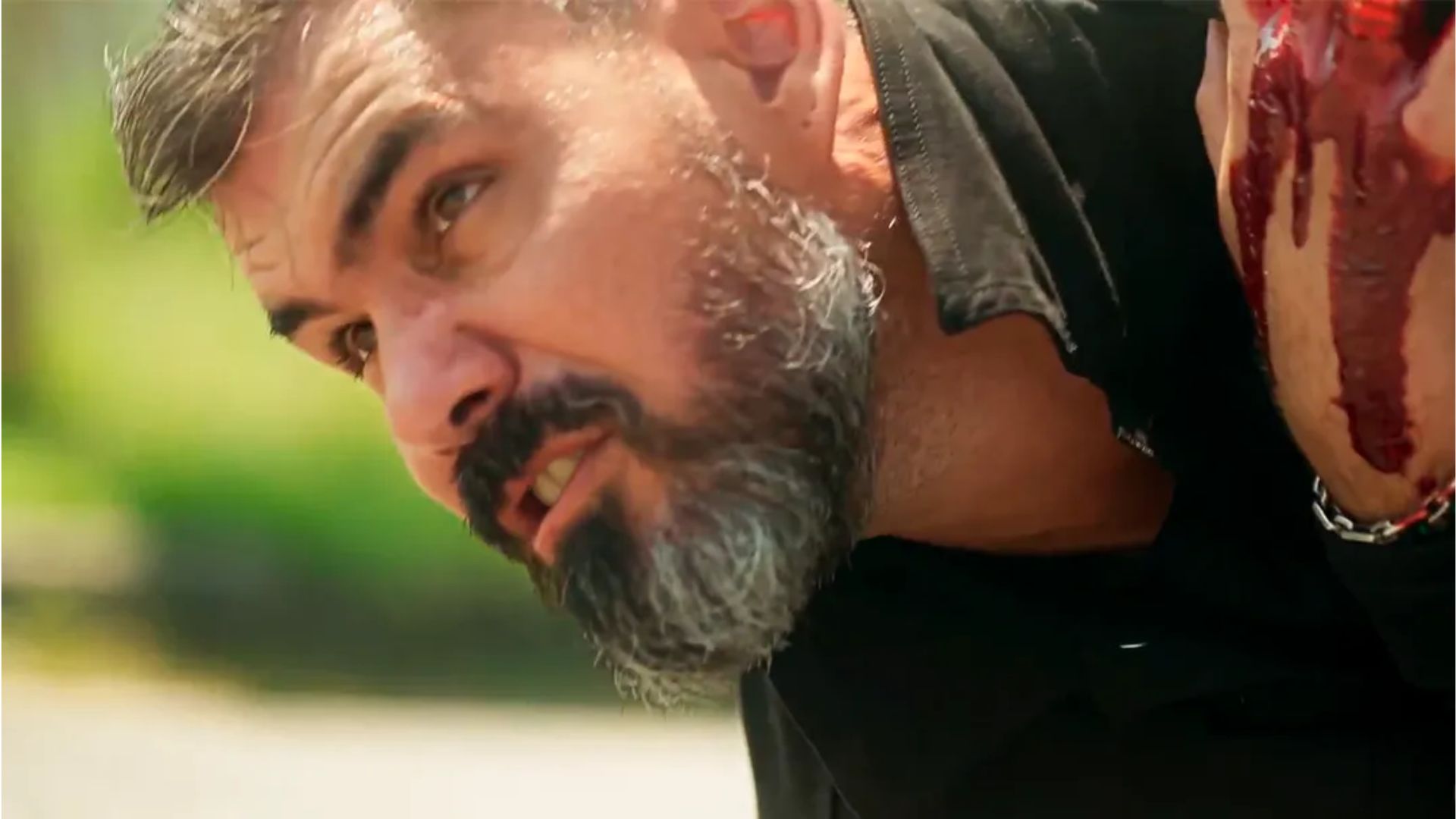 Fuzuê: Pascoal é espancado e salvo por personagem inesperado: “Eu te levo”