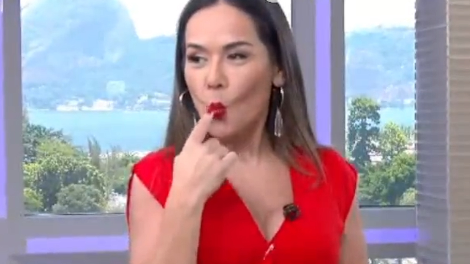 Isabele Benito faz gesto obsceno ao vivo no SBT e choca colegas: “Atenção”