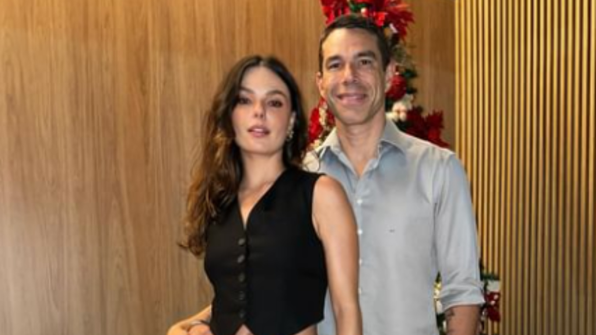Isis Valverde elege peça de look de R$ 10 mil para Natal com Marcus Buaiz