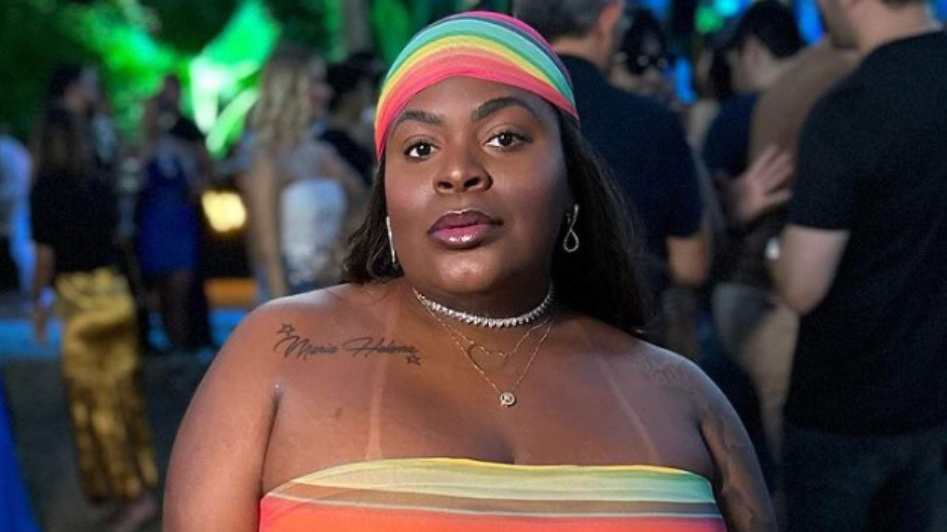 Jojo Todynho surge em show com vestido coladinho sem sutiã: “E essa cinturinha?”