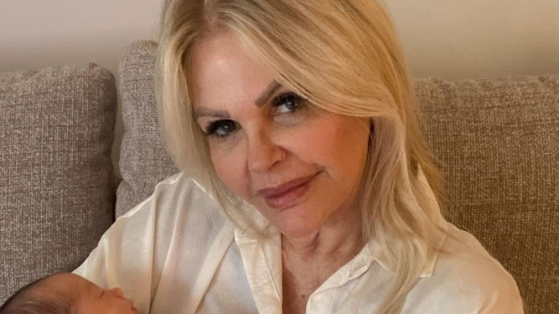 Monique Evans conhece os netos após ser impedida pela filha: “Meus principes”